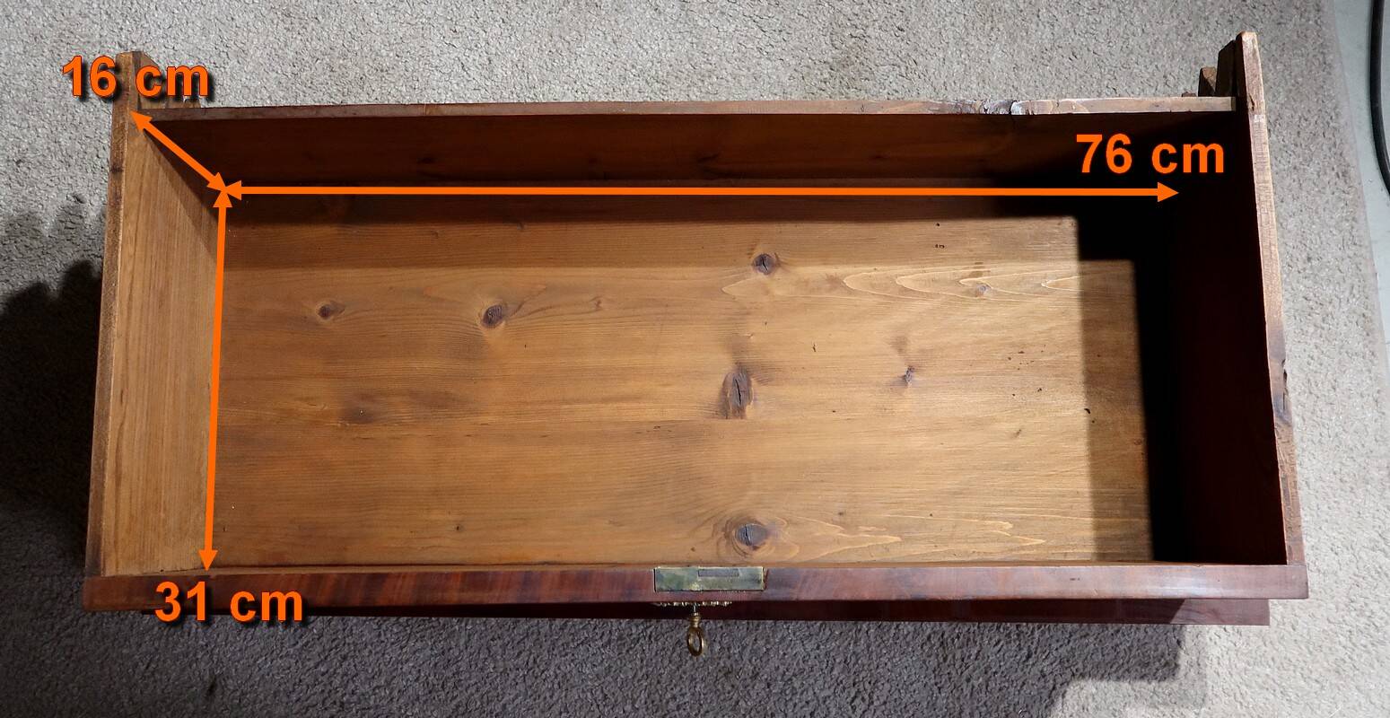 Mahogany burl chest of drawers, Restoration period – Early 19th century