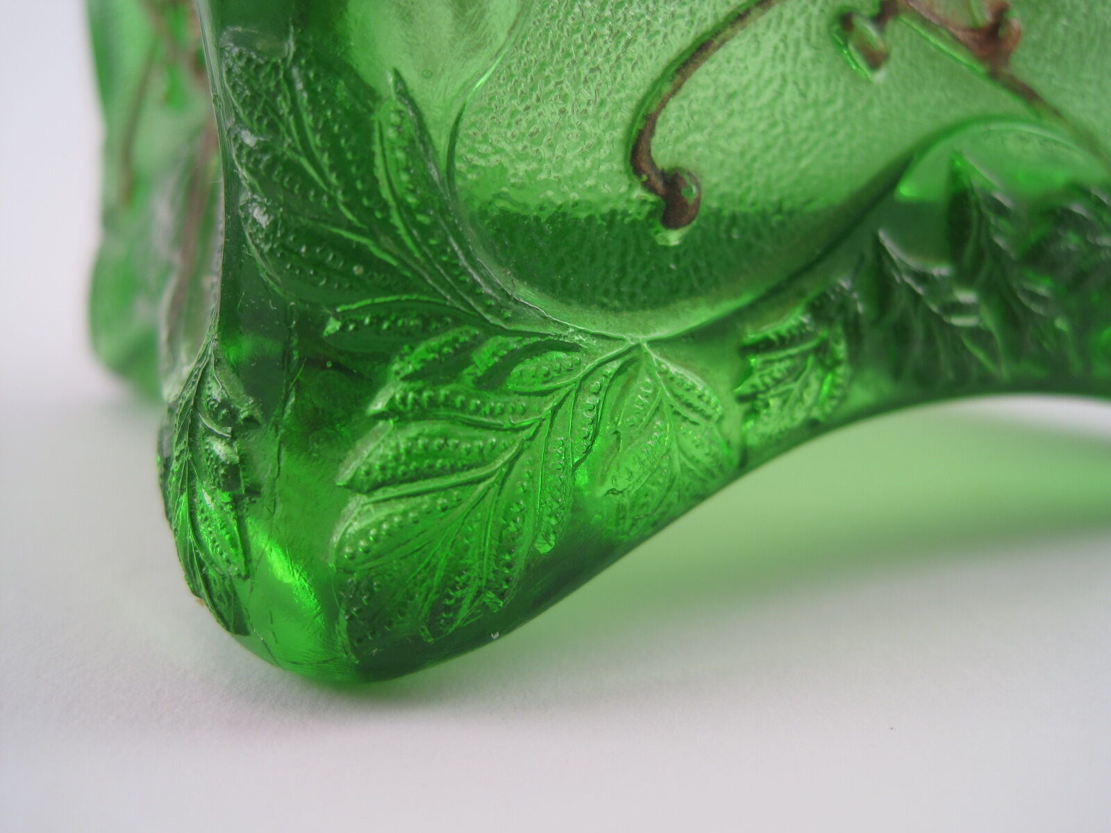 Bonbonnière verre moulé pressé vert doré Cristallerie de VALLERYSTHAL