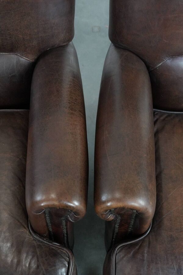 Ensemble de deux fauteuils en peau de mouton au caractère marqué avec une belle couleur profonde.