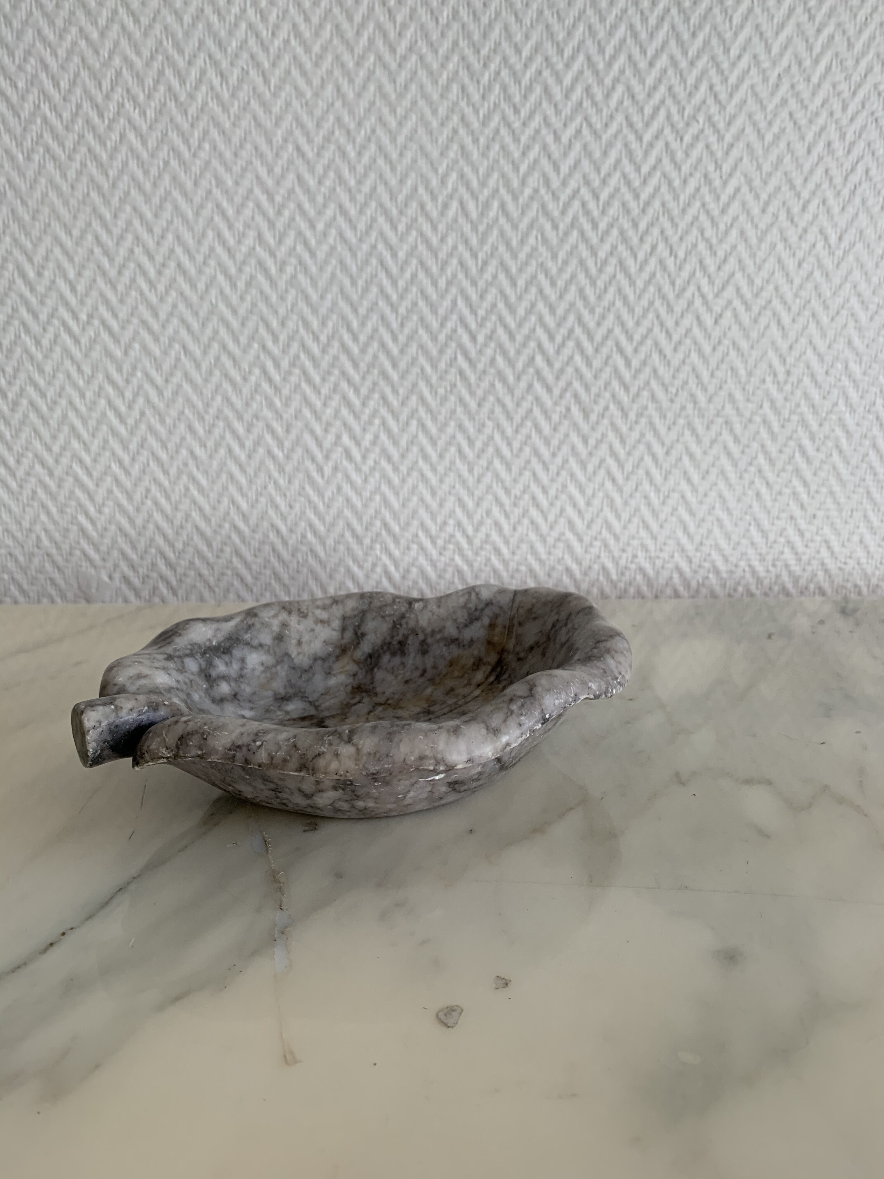 Grey-white veined stone leaf ashtray