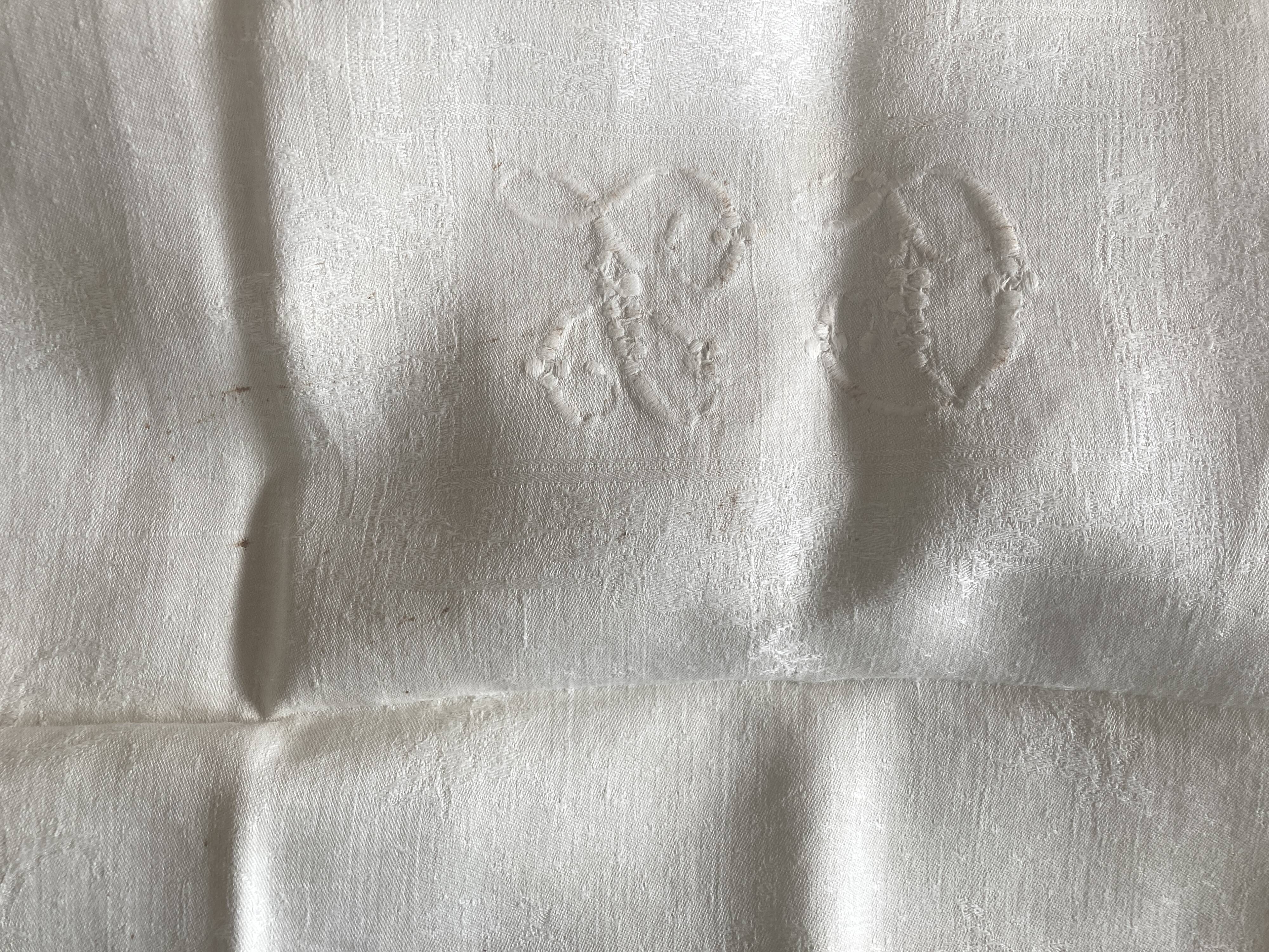 Nappe et 12 serviettes en damas de lin brodé LD 2,40m