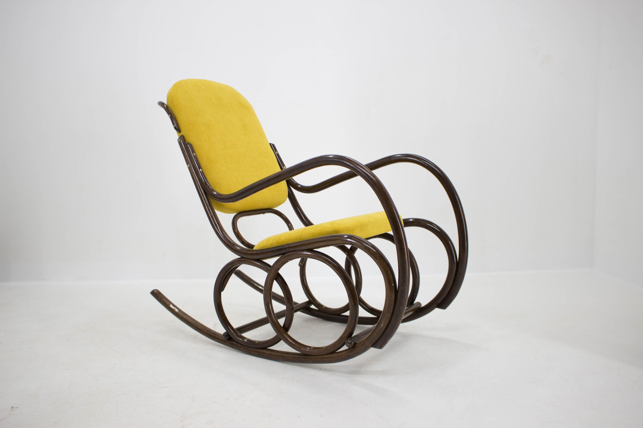 Rocking chair en bois courbé du milieu du siècle, Ton, années 1960