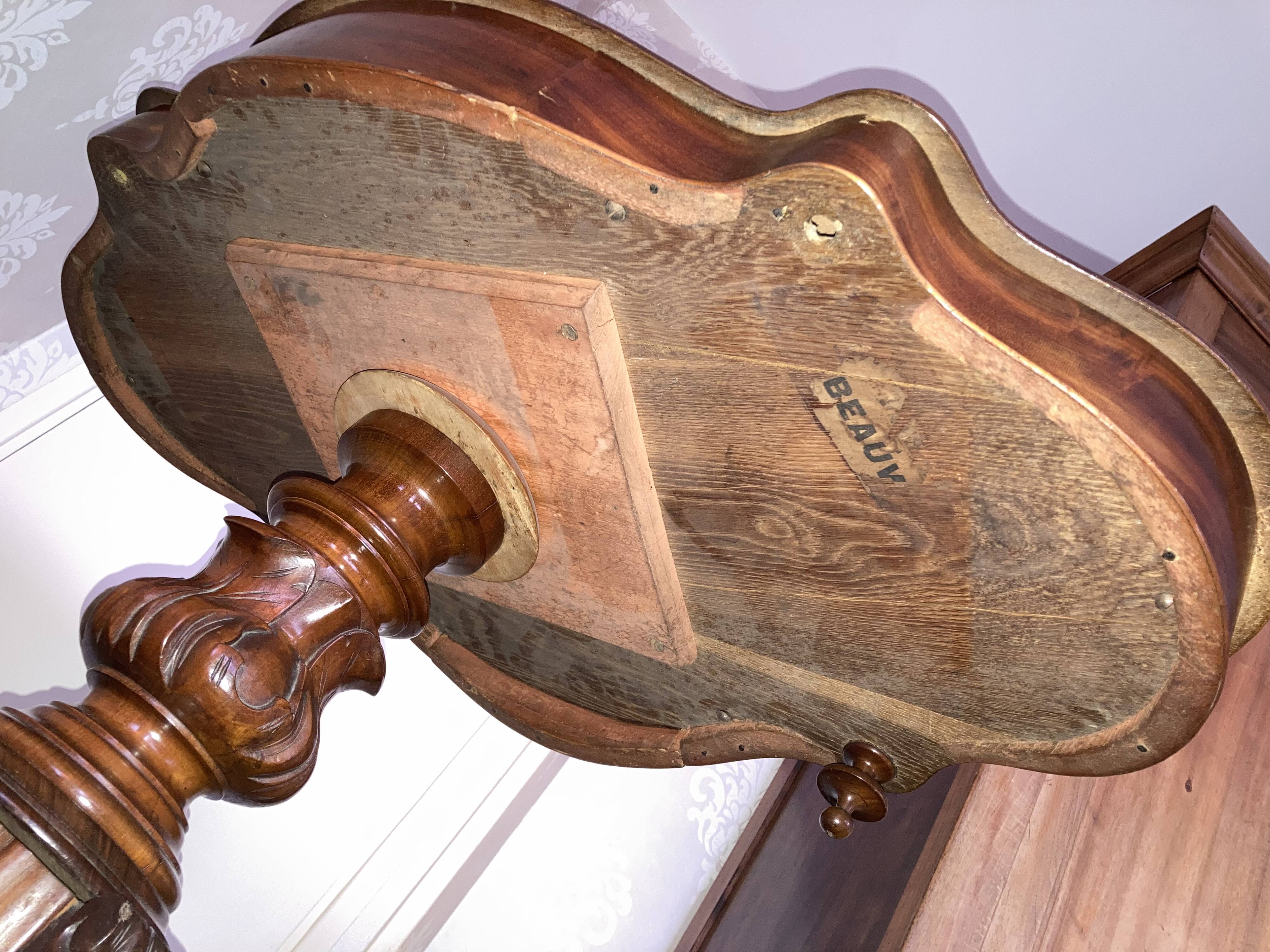 Small napoleon iii style pedestal table