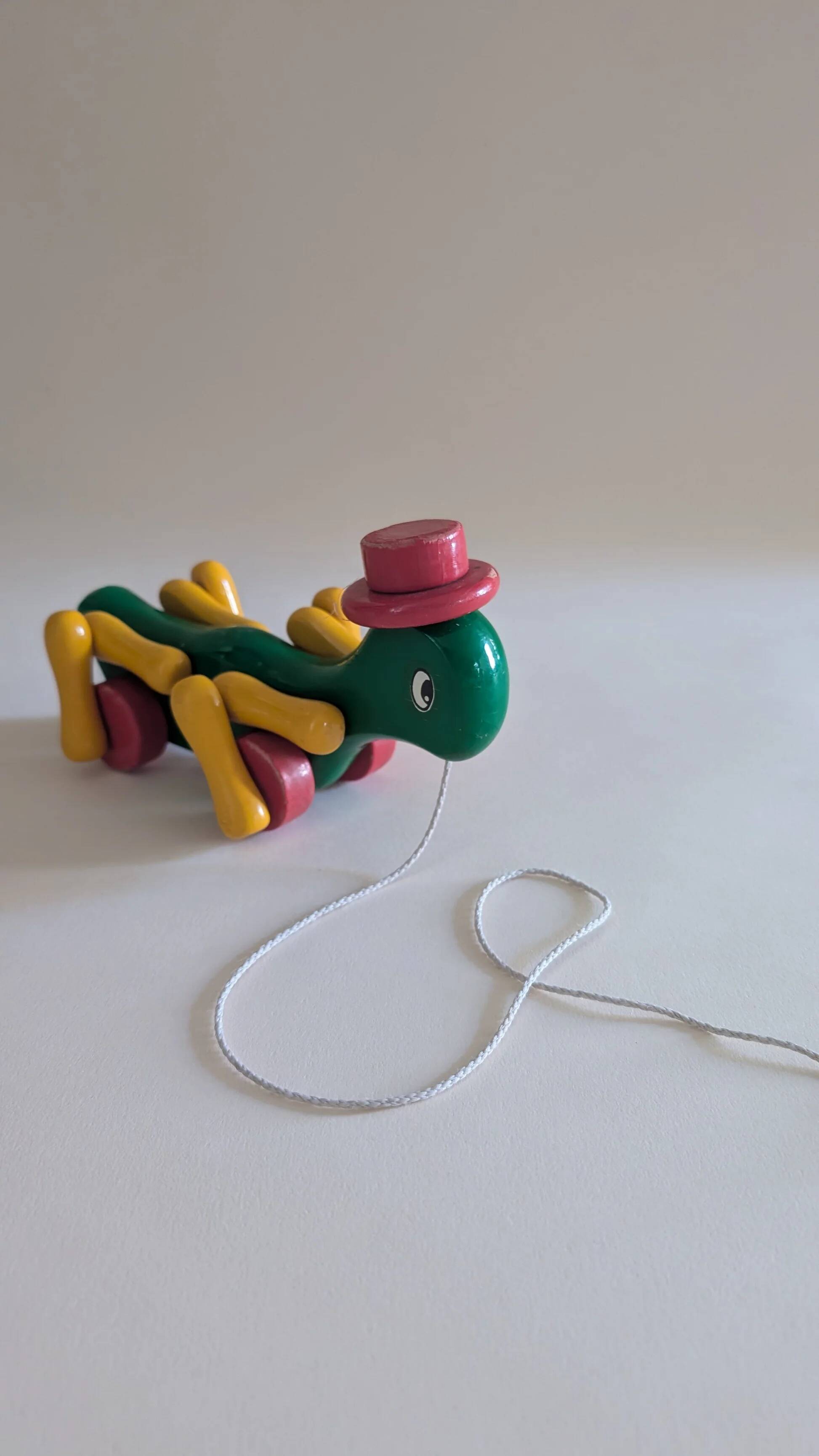 Grilllon, Kouvalias wooden pull toy