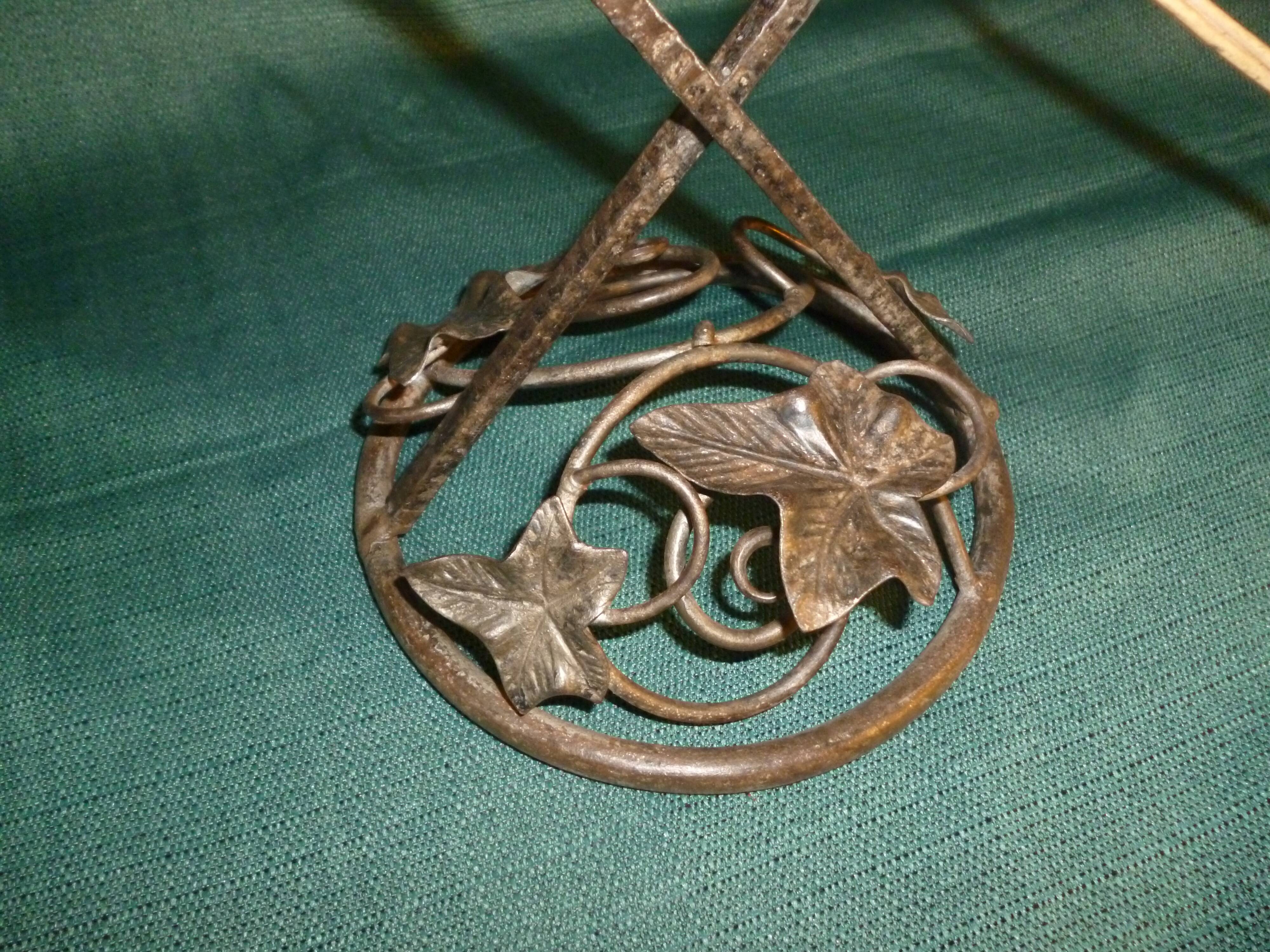 Art Deco lamp in glass paste and wrought iron leaves