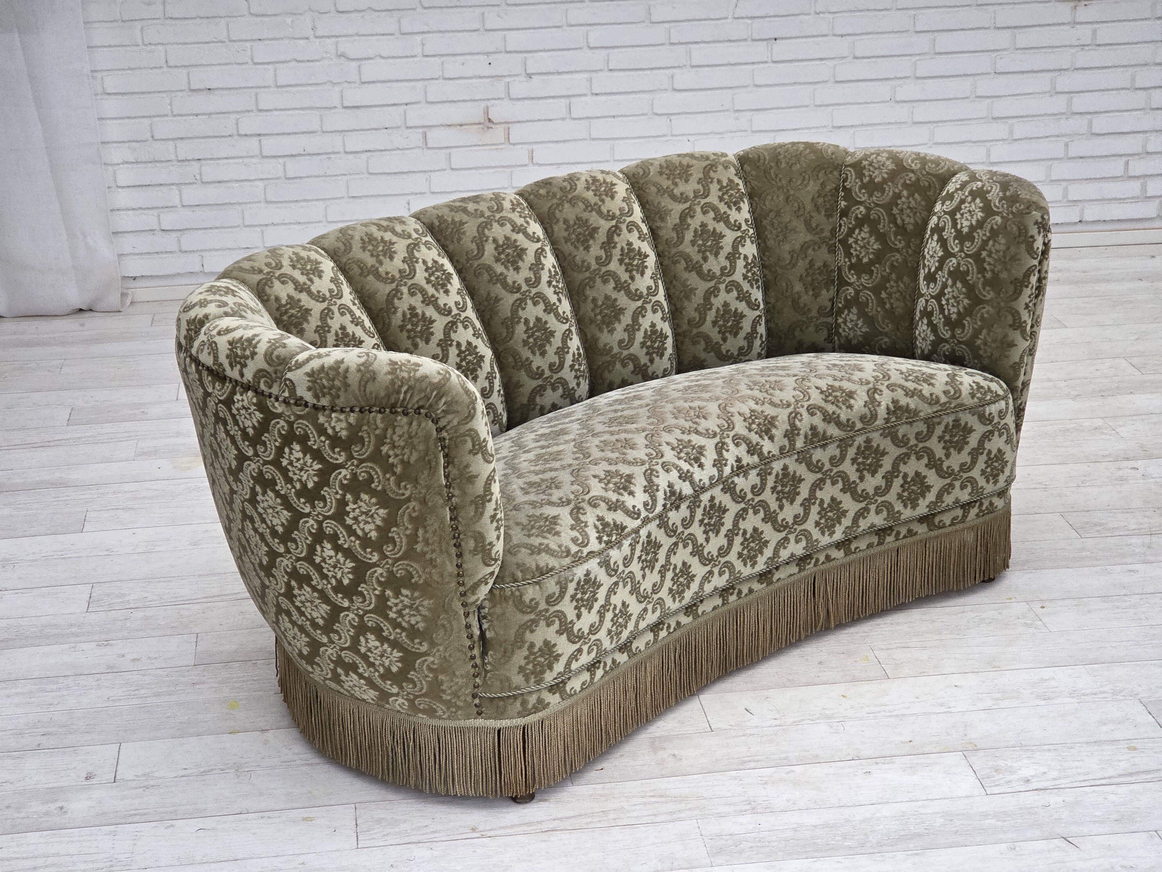 Canapé incurvé 2 places danois des années 1960, revêtement en velours vert clair.