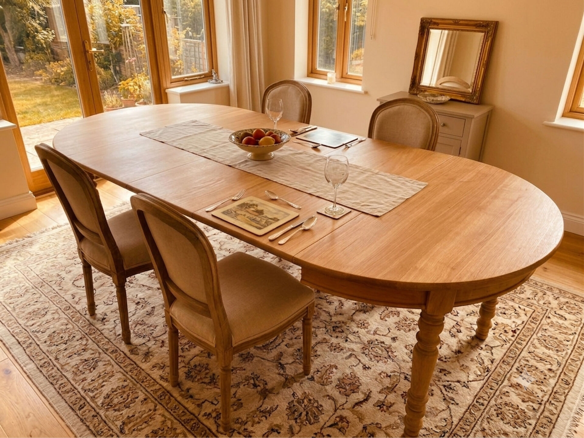 Table à manger ronde extensible décapée en merisier massif France 1950
