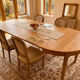Table à manger ronde extensible décapée en merisier massif France 1950