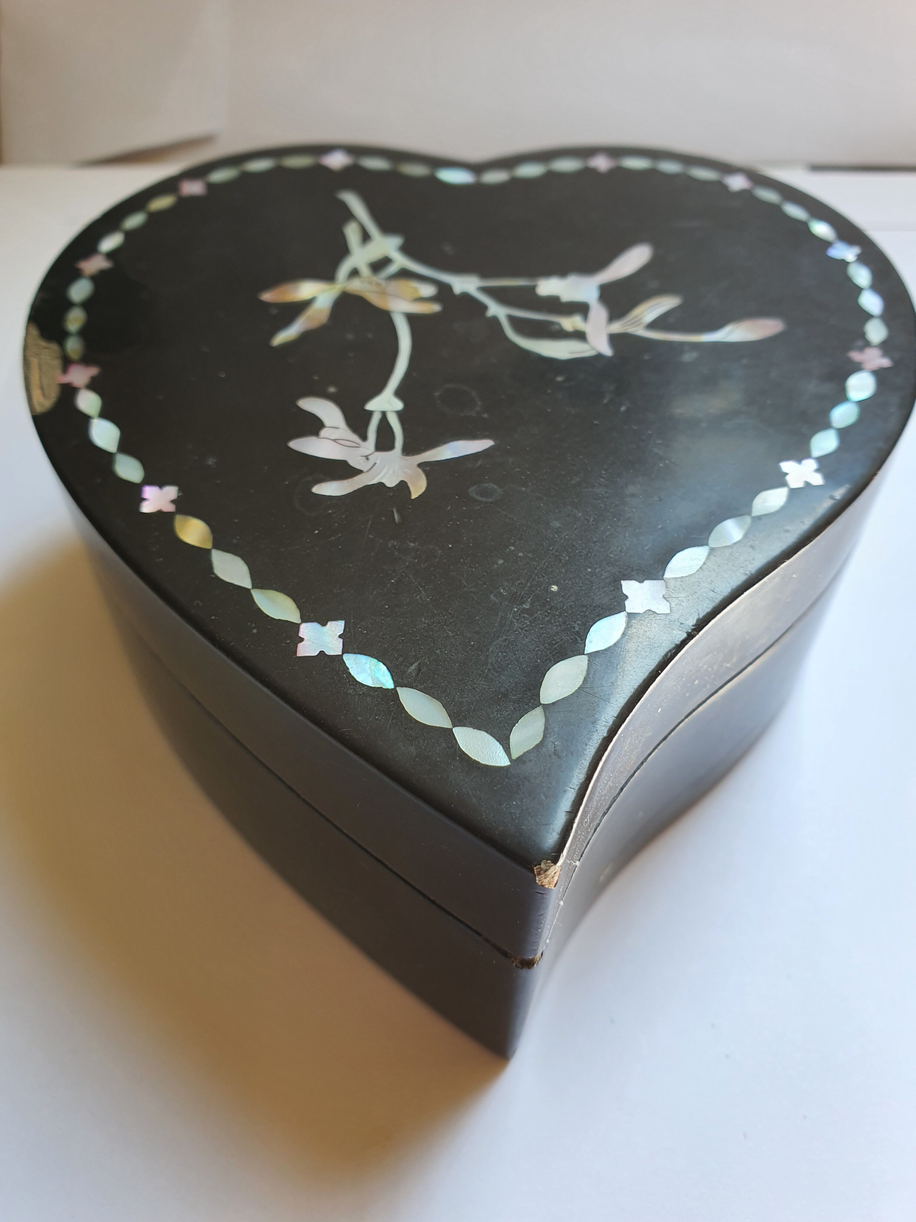Heart-shaped jewelry box