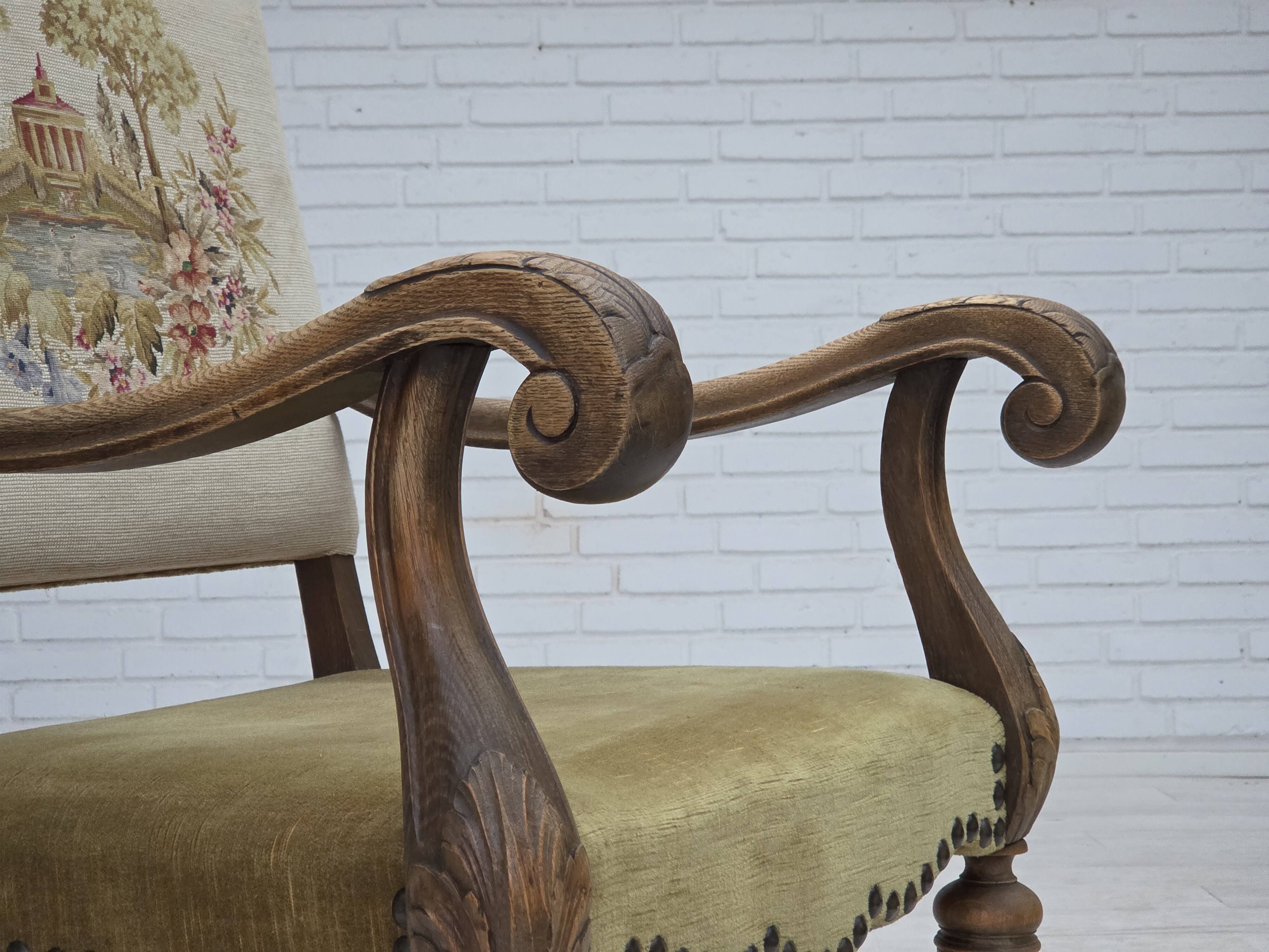 Fauteuil danois à dossier haut des années 1950, en laine tissée à la main, velours, bois de chêne sculpté.