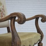 Fauteuil danois à dossier haut des années 1950, en laine tissée à la main, velours, bois de chêne sculpté.