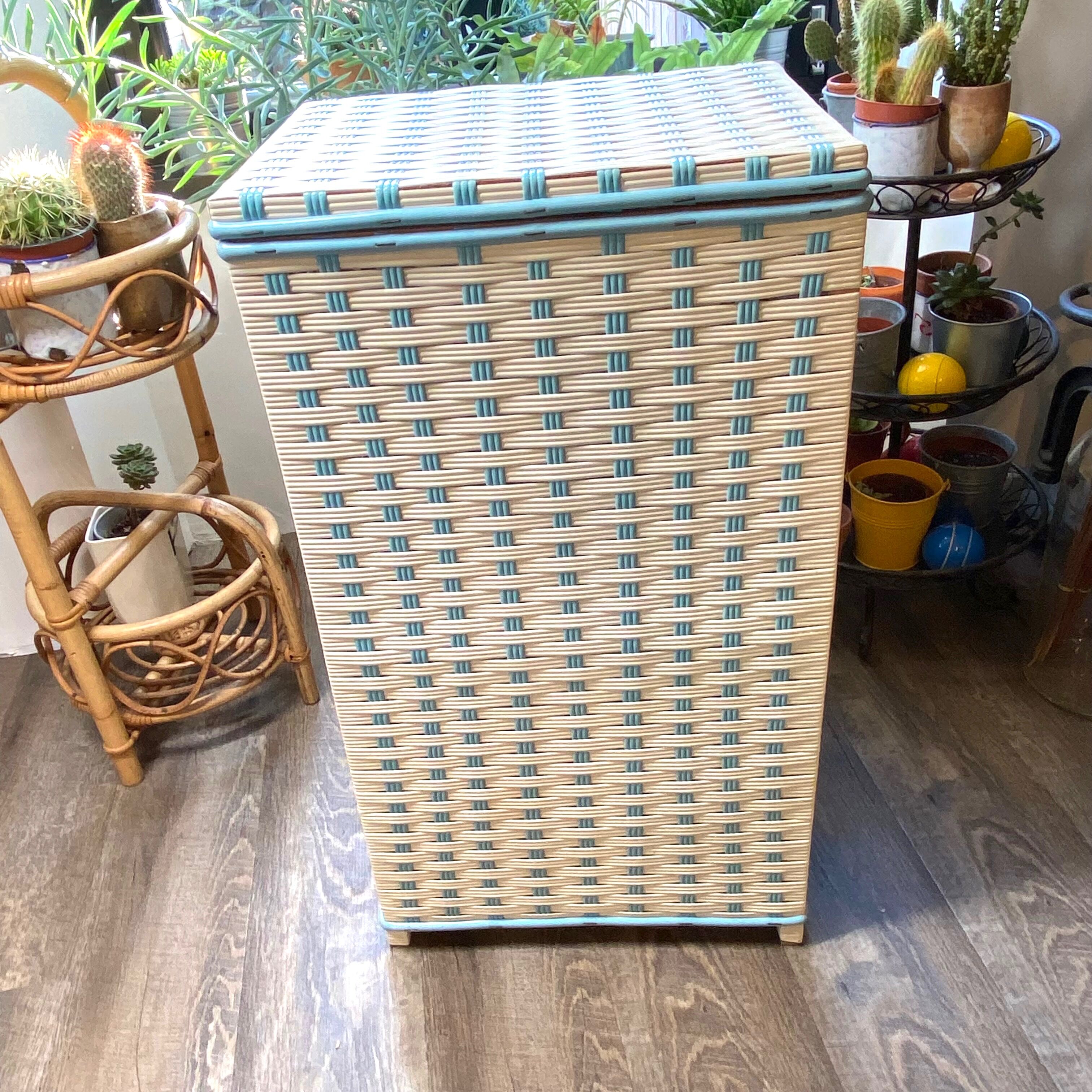 Laundry chest in scoubidou 60s
