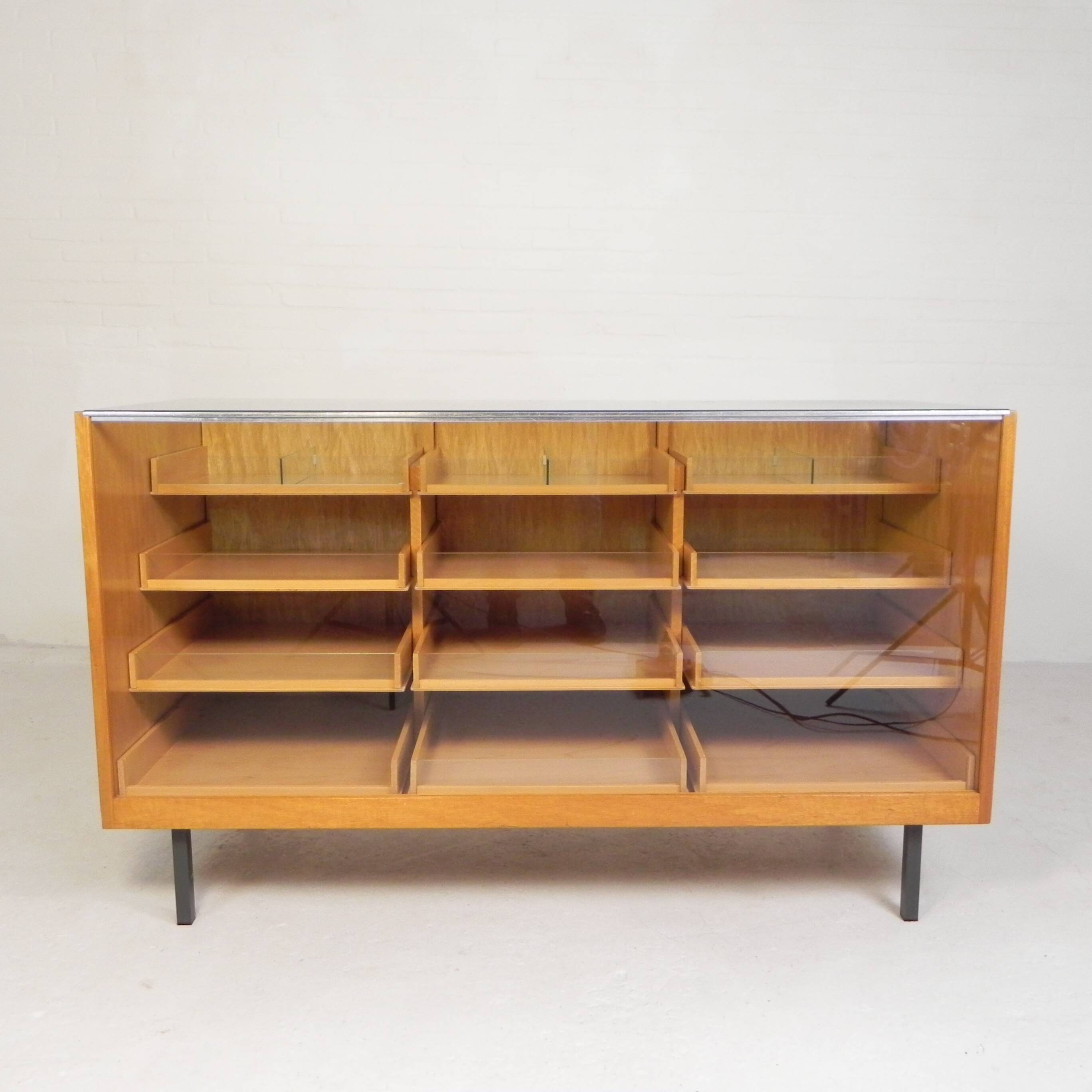 Counter, display case by Ladenbau Brixius, 150 cm long, 1950s.