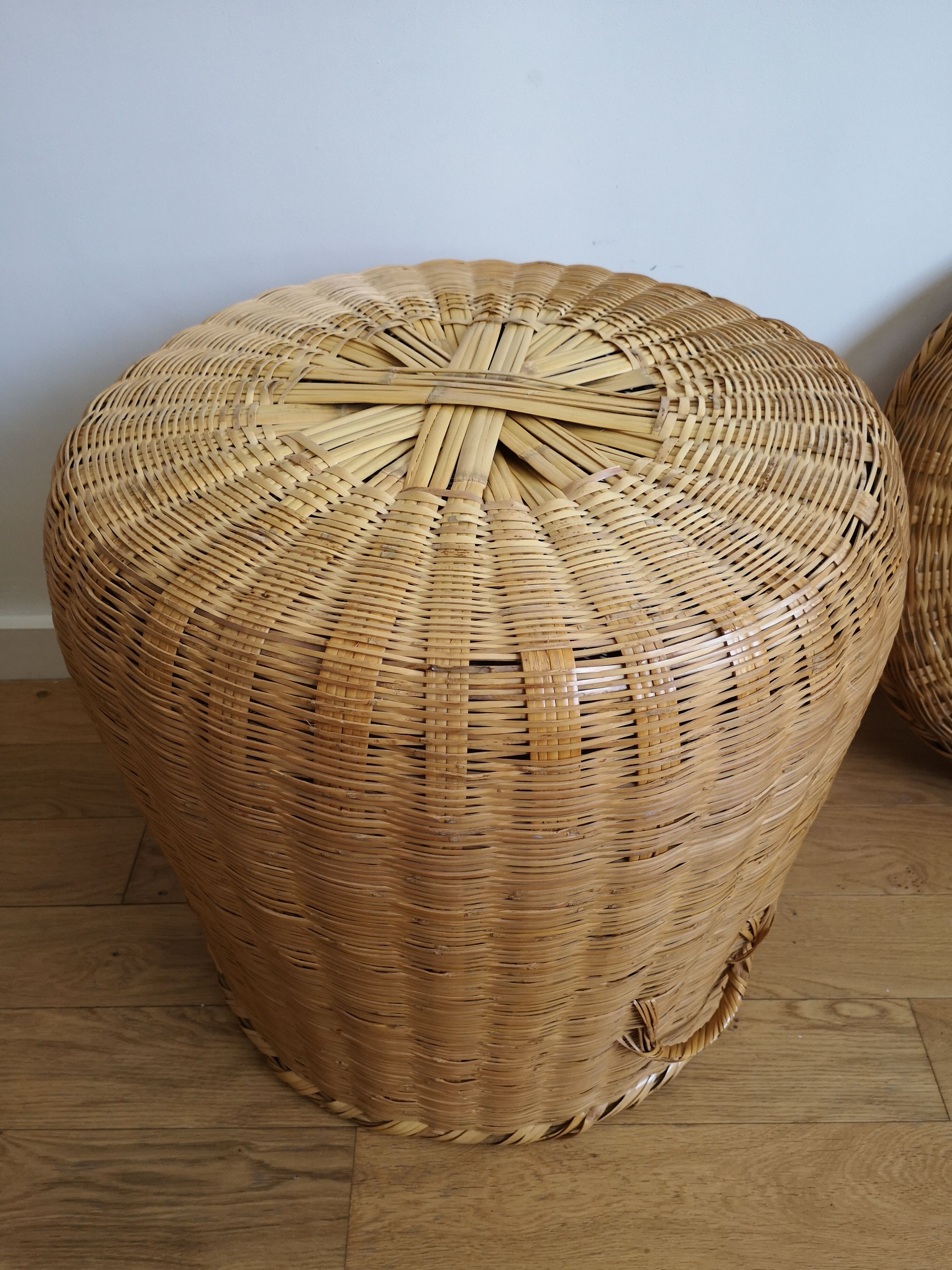 Wicker basket with lid