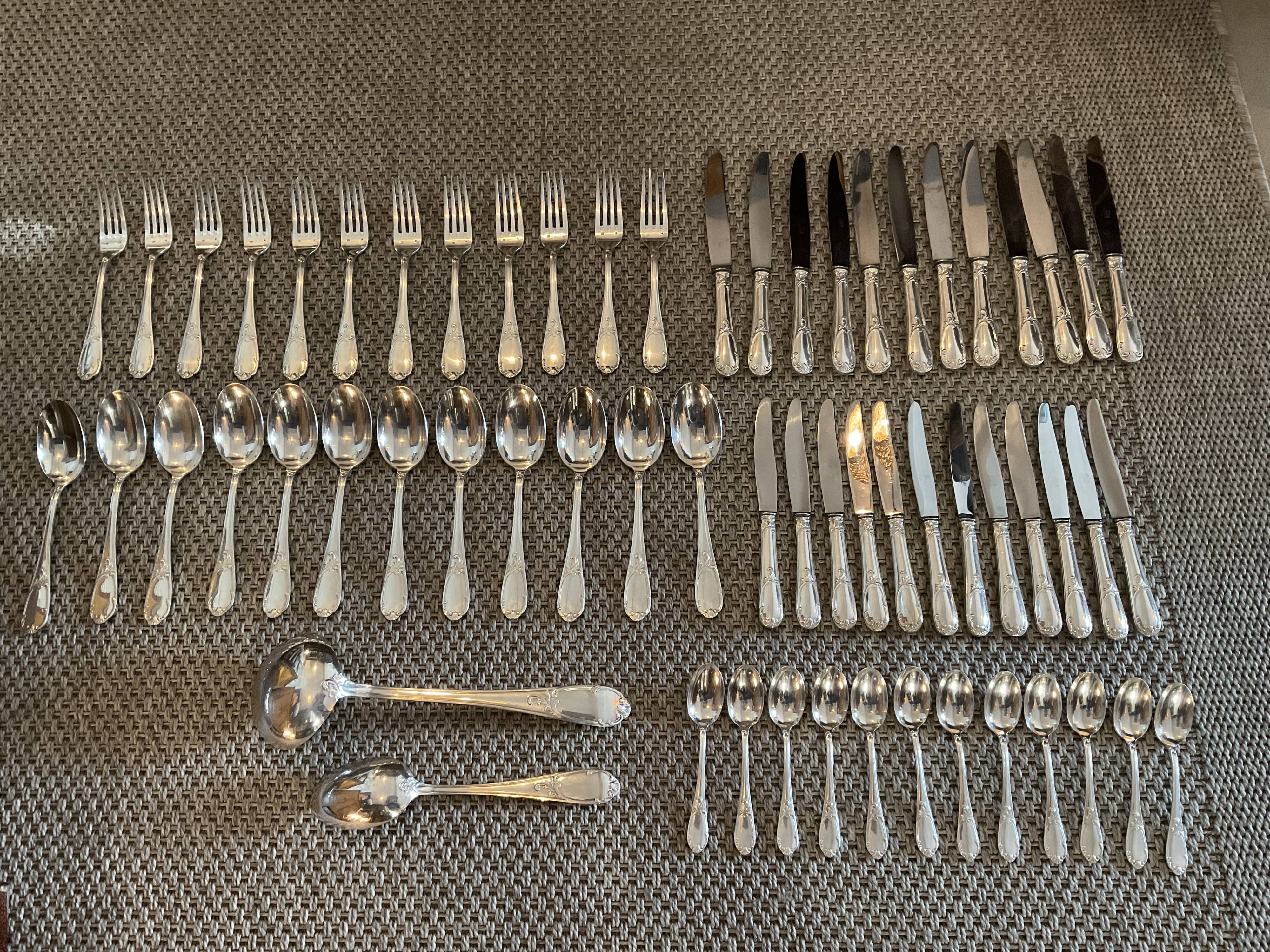Cutlery set box on 2 levels.62 pieces.silver metal. N°4