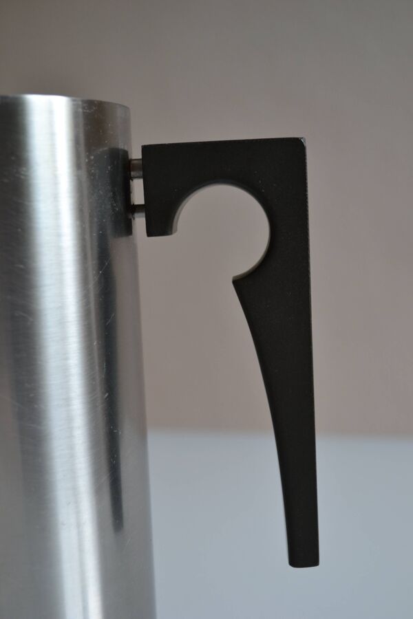 Cafetière cylinda par Arne Jacobsen pour Stelton en 1967 design scandinave