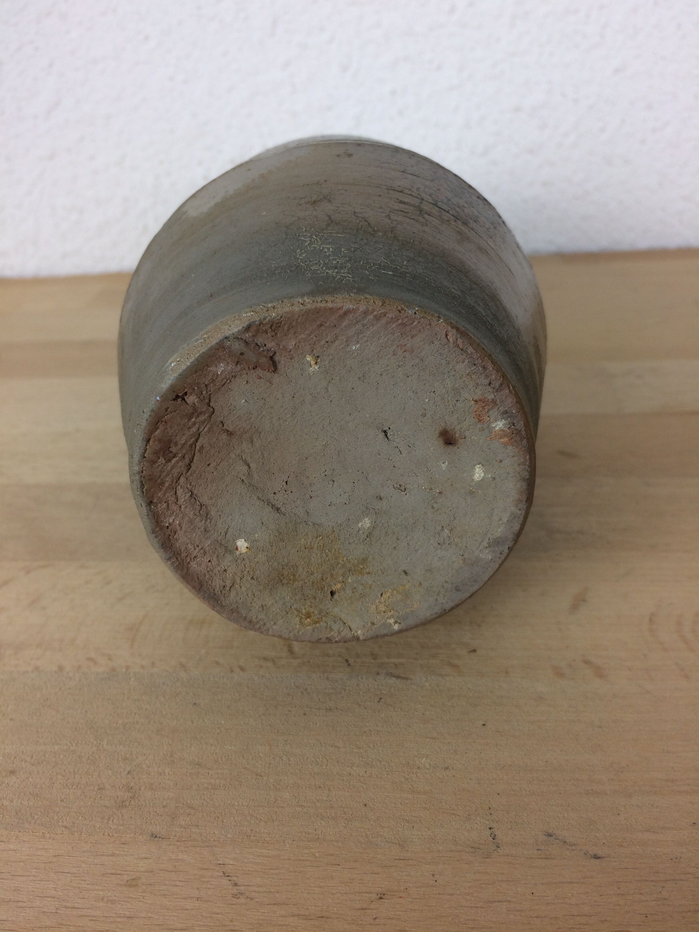 Bottle-shaped sandstone soliflore vase