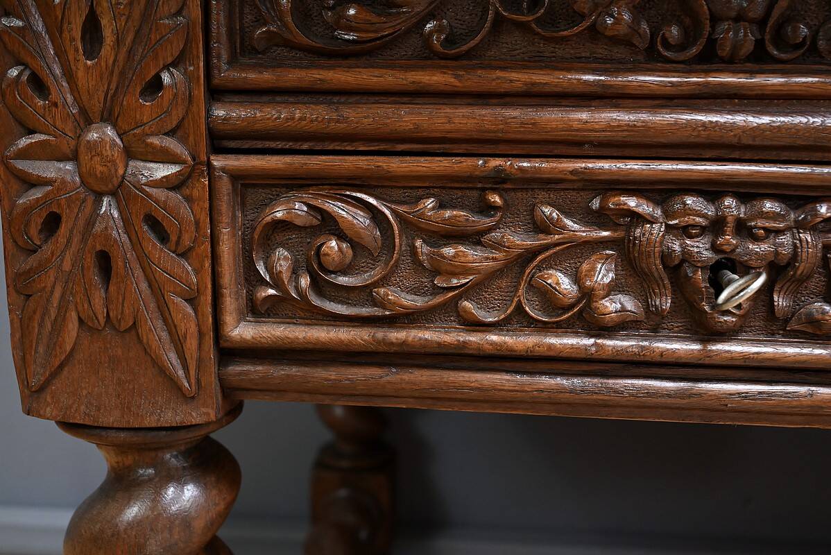 Oak desk, Neo-Gothic style – Late 19th century