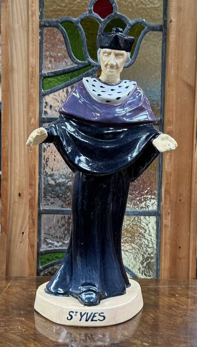 Saint Yves in Quimper faience from the 1930s by Jos Kervella.