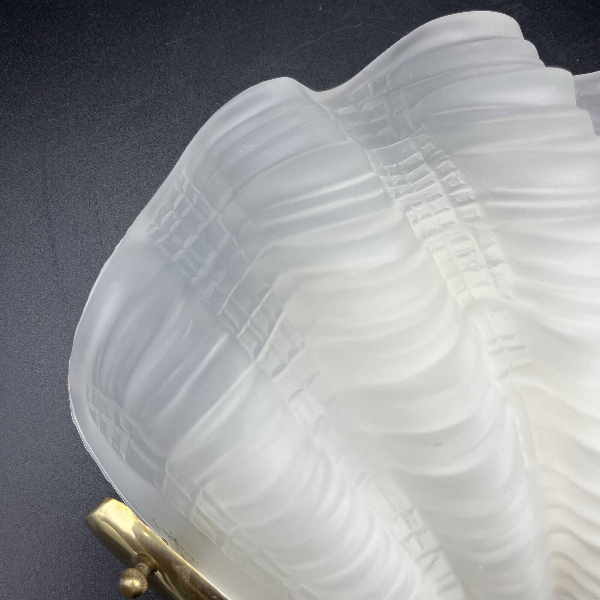 Shell wall light in gilded brass and frosted pressed glass Art Deco style