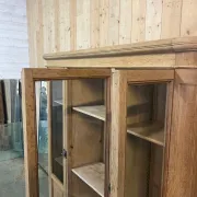 Library in oak from the late 19th century.
