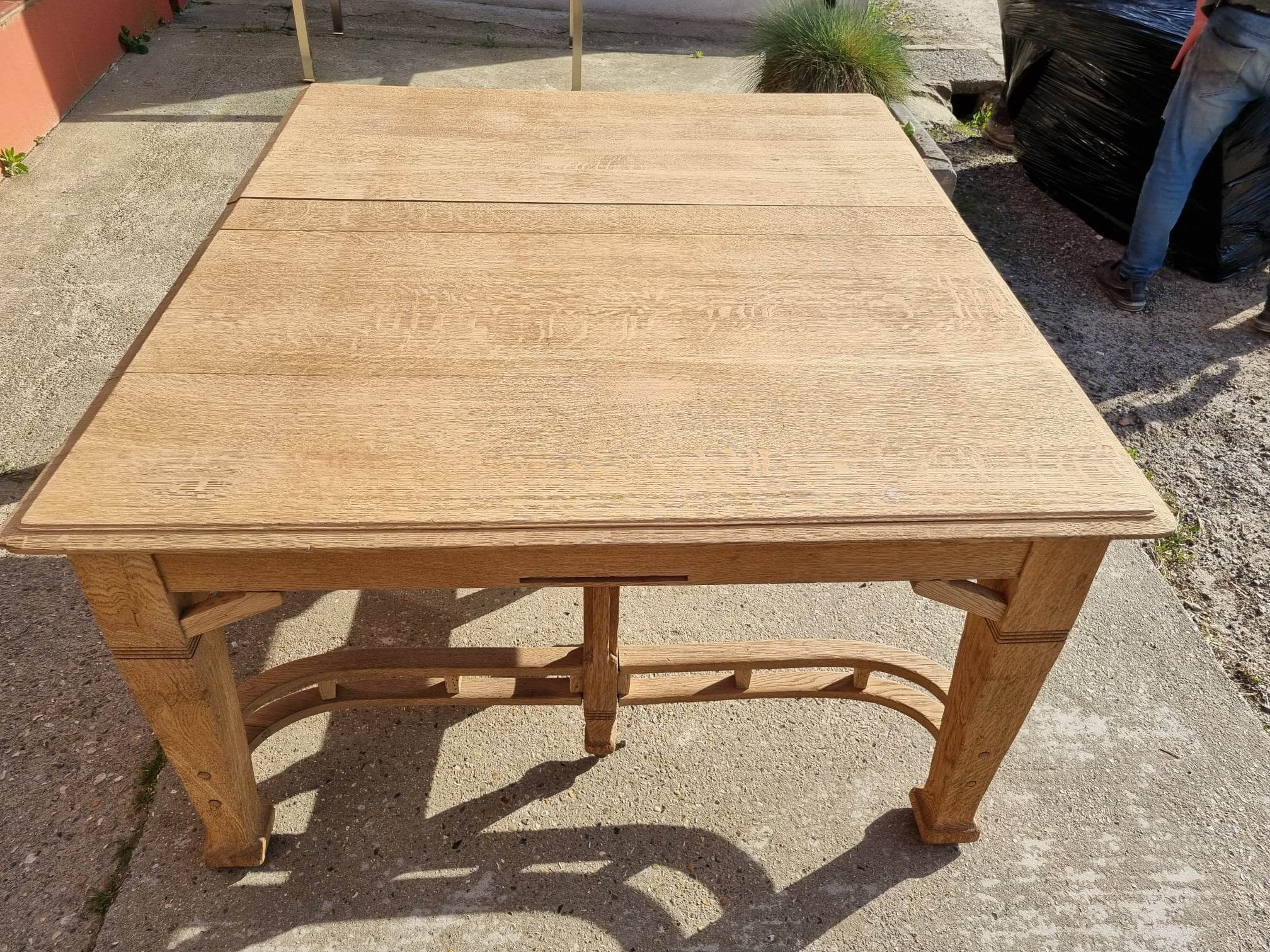 Extendable oak table