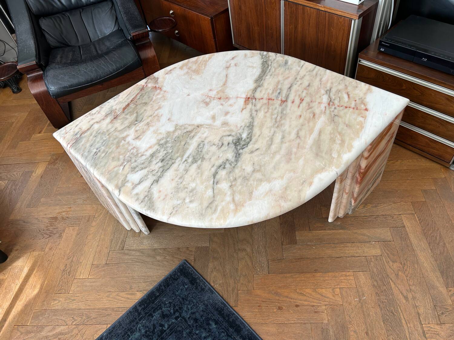 Table basse en marbre design goutte d’eau année 70