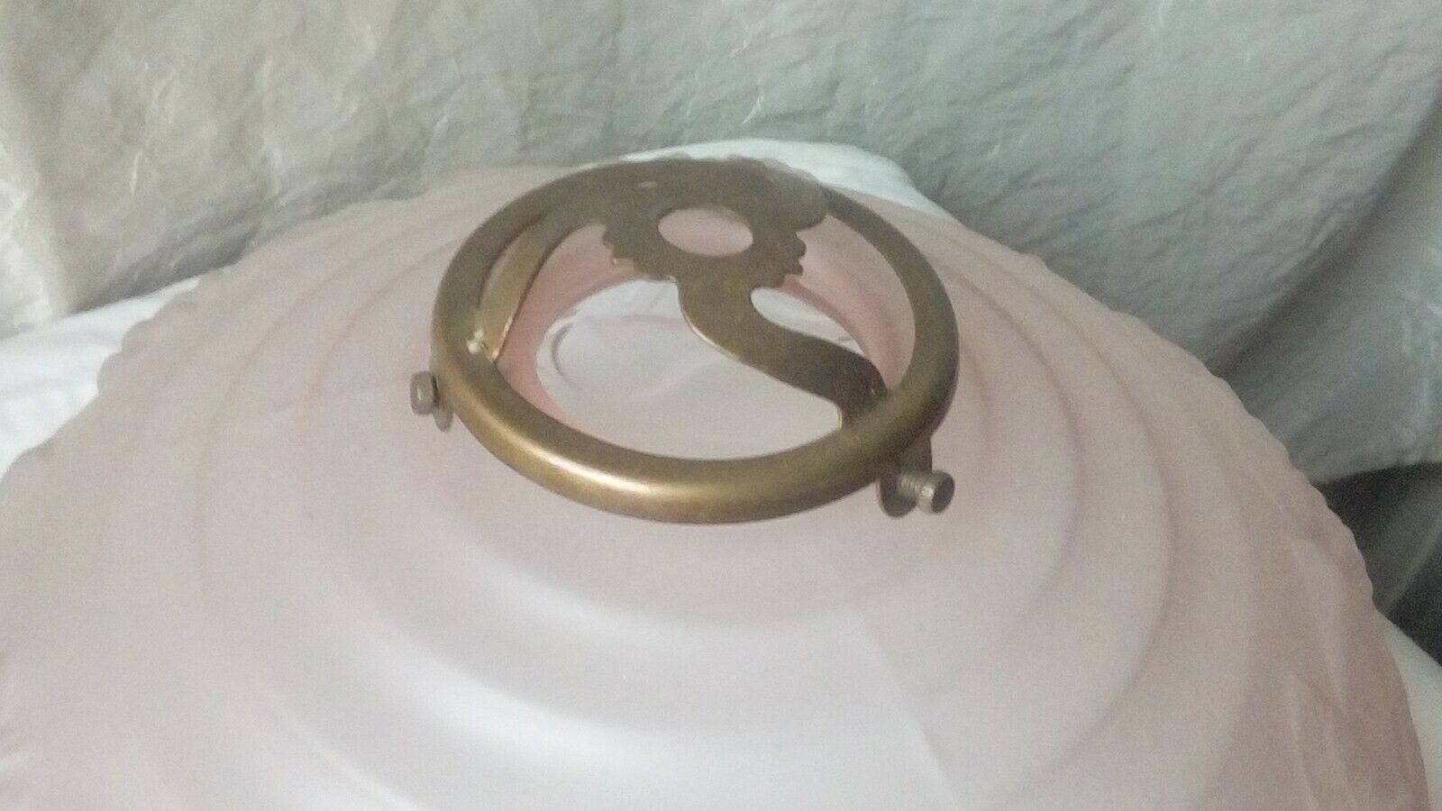Globe en verre opaque rose luminaire art nouveau