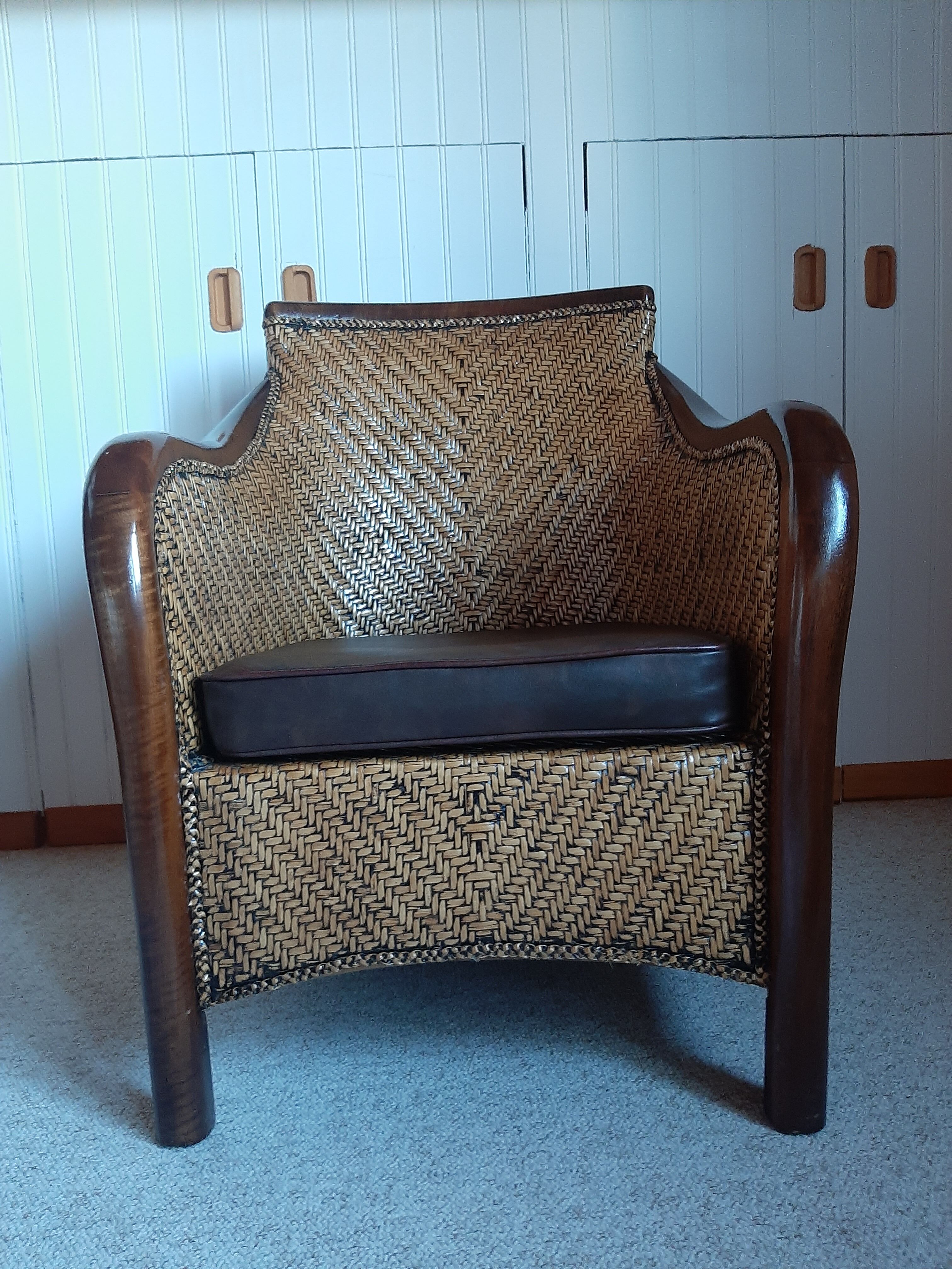 Fauteuil rotin tressé et bois exotique