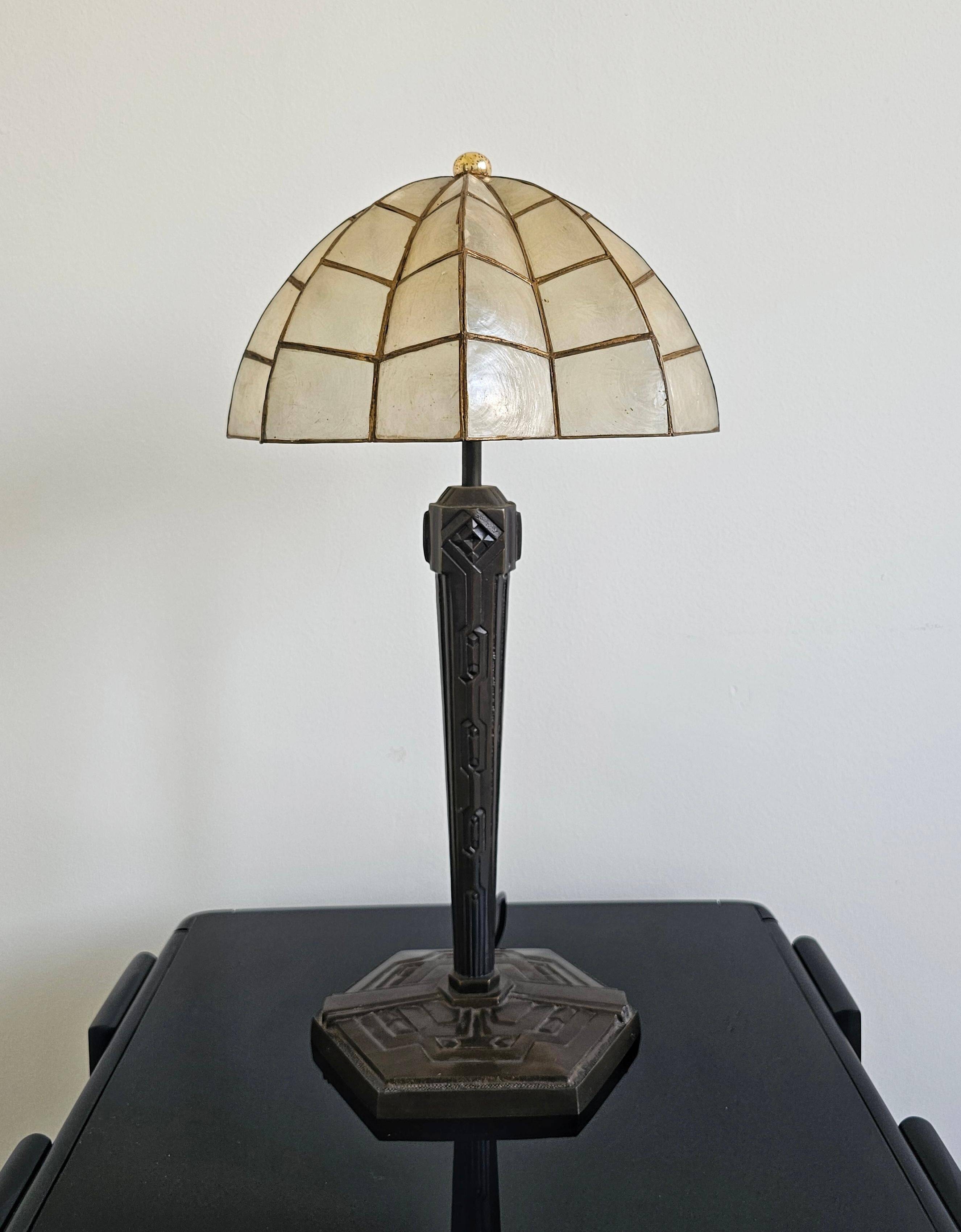 Lampe de table Art Déco tardive en bronze avec abat-jour coquille Capiz années 1950