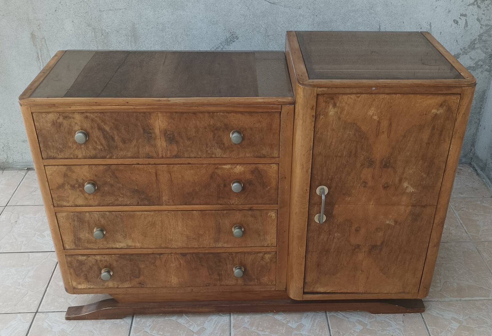 Art Deco buffet bar in walnut burl.