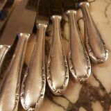 12 couteaux de table en métal argenté brillant 1950