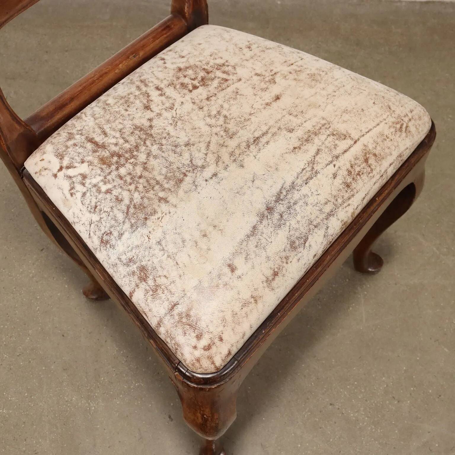 Group of 4 antique Baroque chairs in walnut, Italy, 18th century.