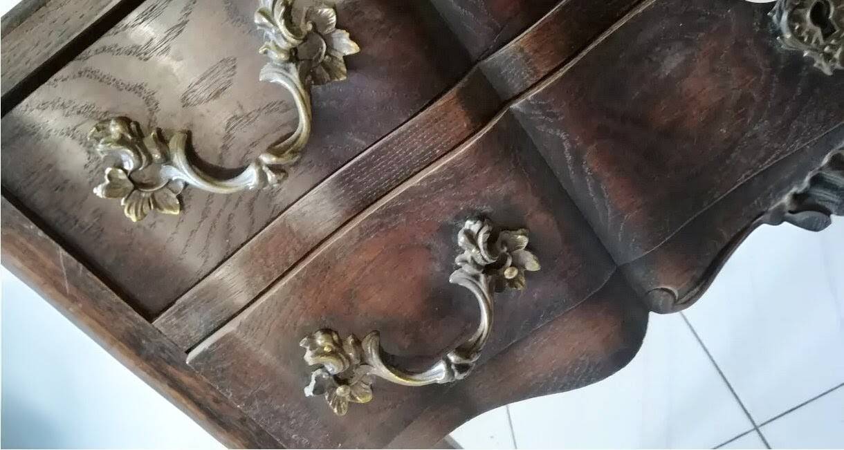Louis XV commode style