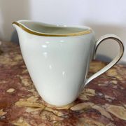 Service à thé en porcelaine bavaroise avec bordure dorée.