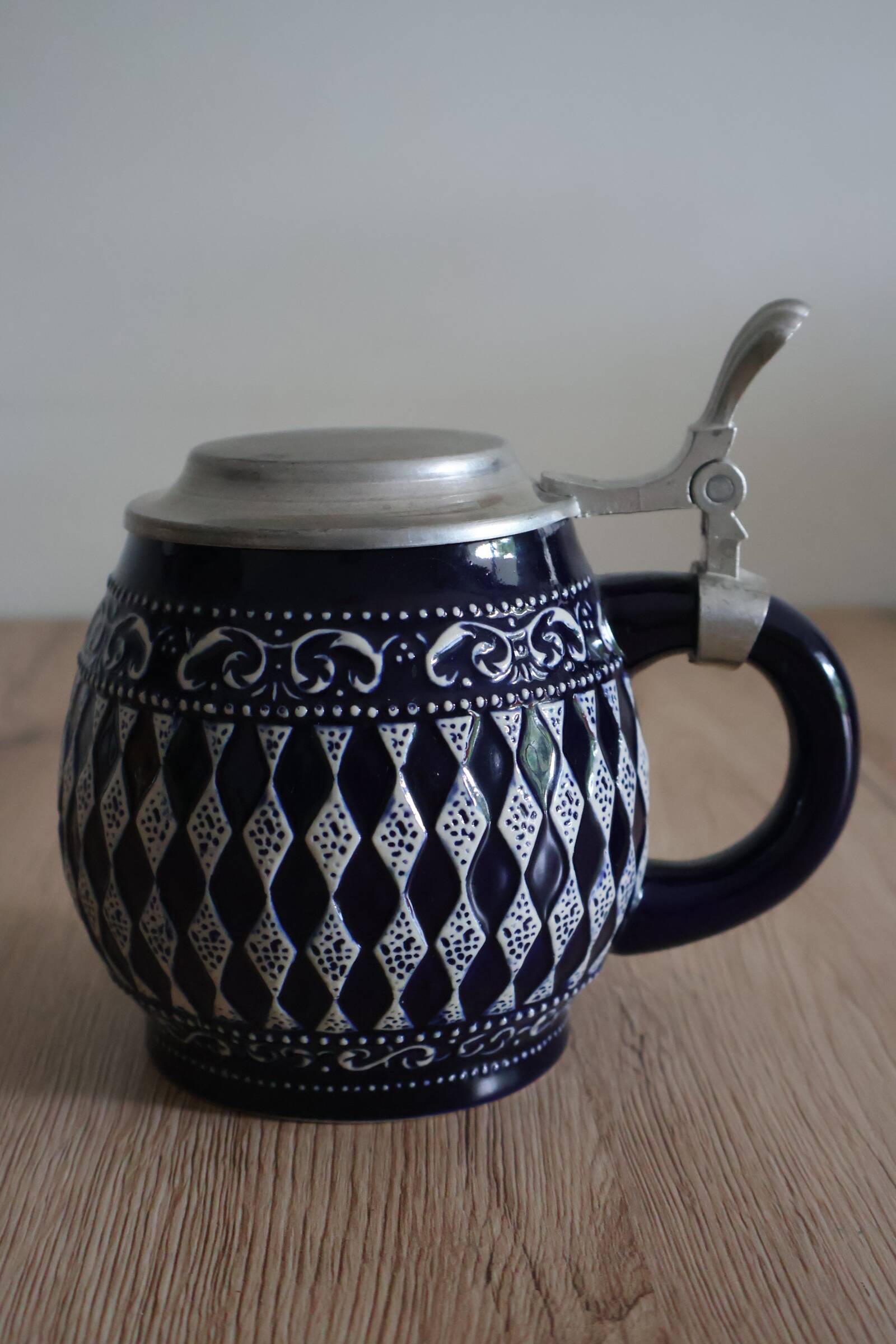 Beer mug with tin lid