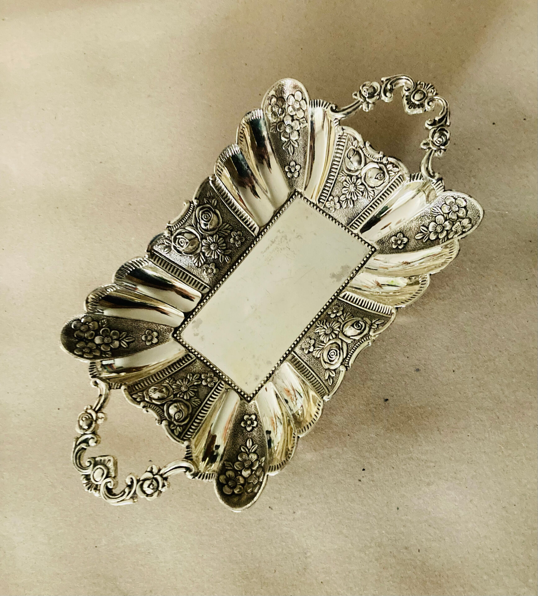 St Louis XV style letter tray, empty pocket, 20th century, in repoussé metal.