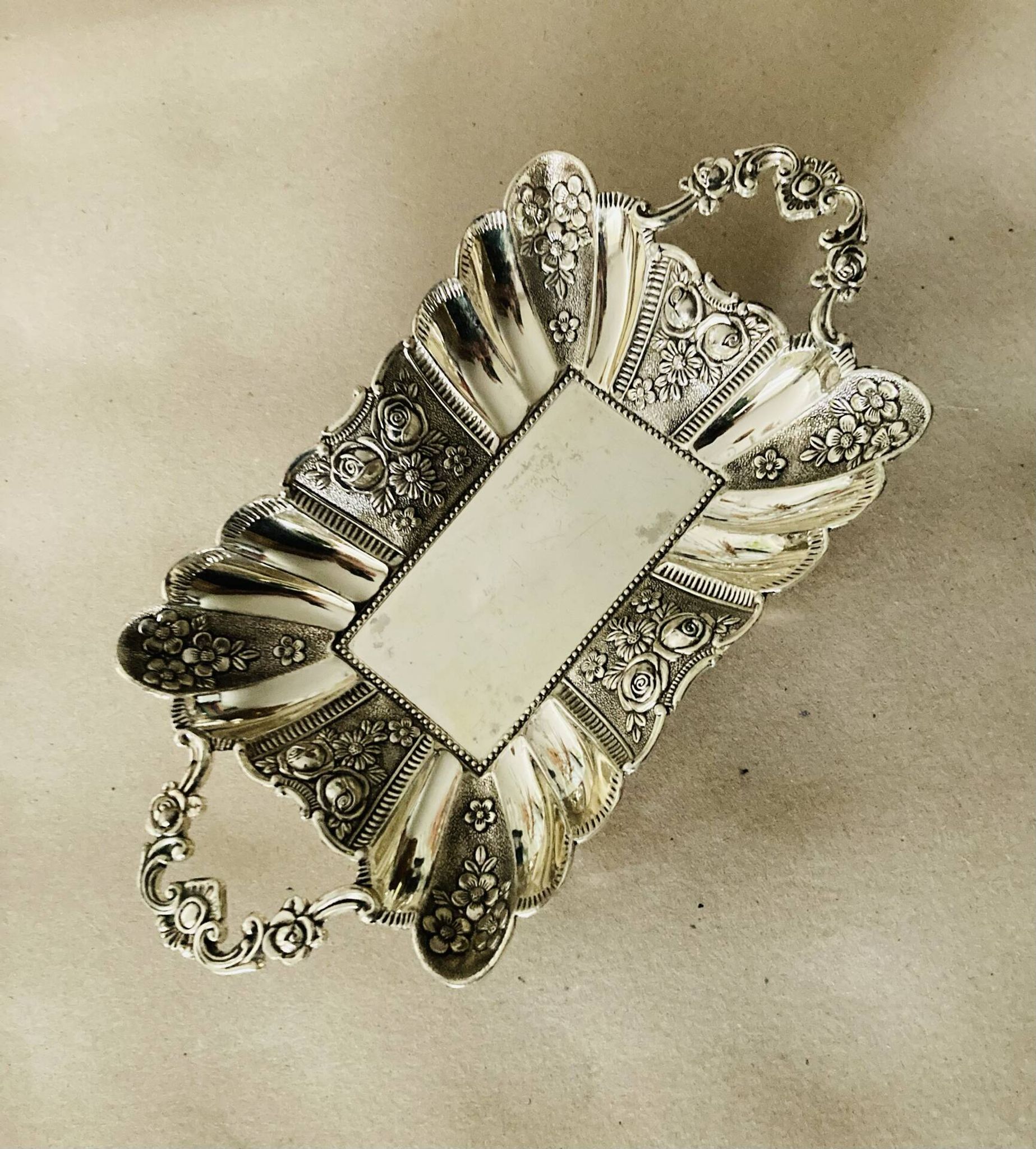 St Louis XV style letter tray, empty pocket, 20th century, in repoussé metal.
