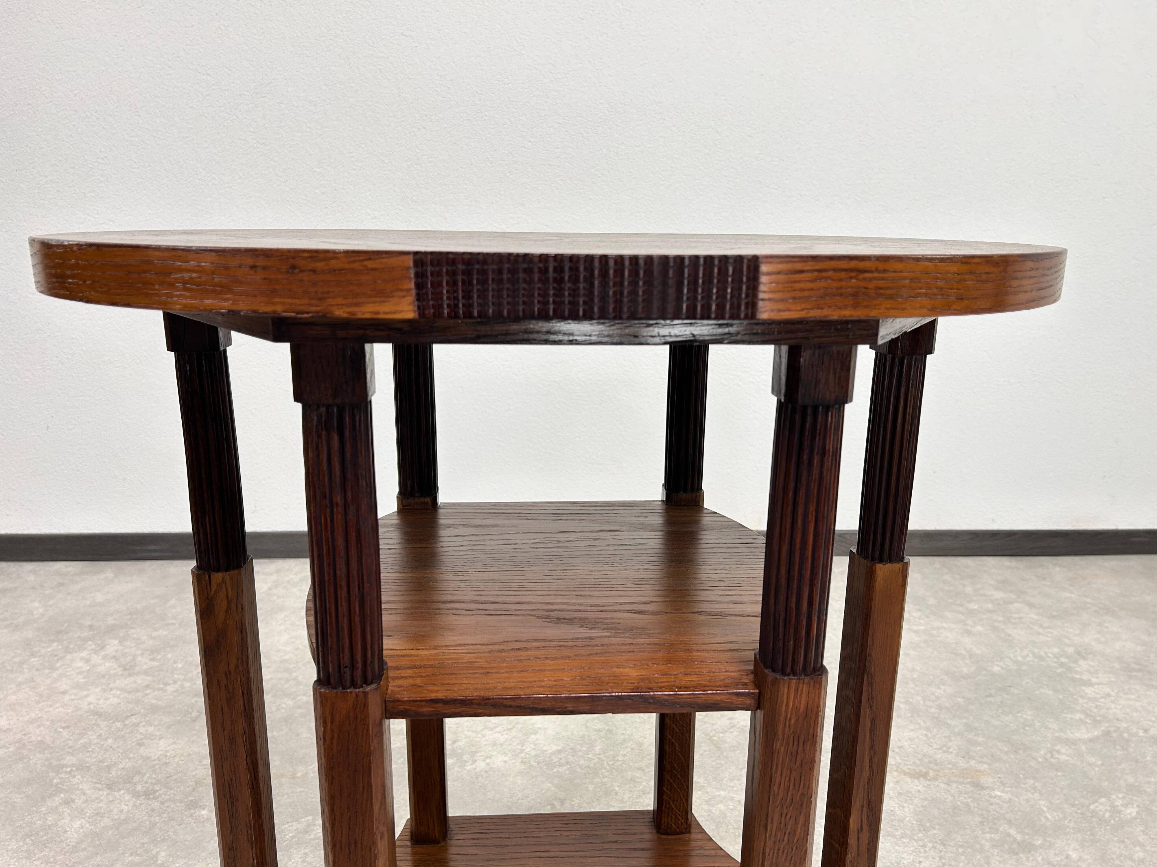 Table d'appoint ovale à six pieds dans le style de la sécession viennoise