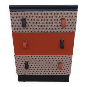 Commode vintage sur roulettes - trois