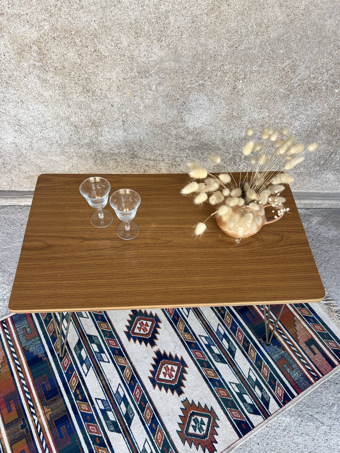 Petite table basse vintage en Formica - pieds Eiffel