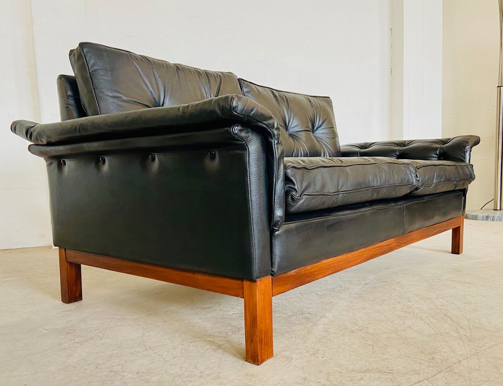 Canapé en cuir noir à boutons vintage scandinave des années 1960, modèle Kardinal, pour 2 personnes.