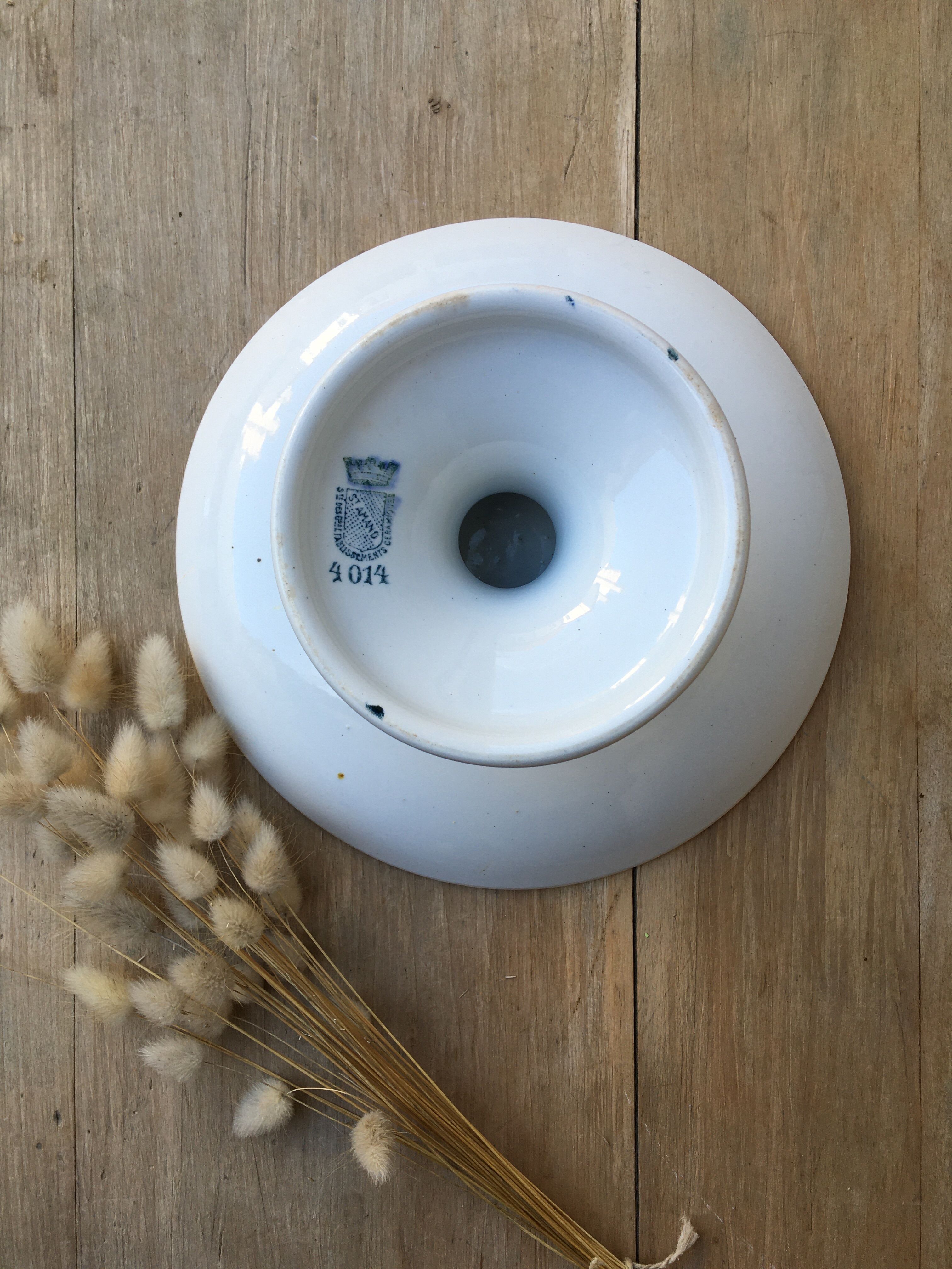 Standing iron earth compotier