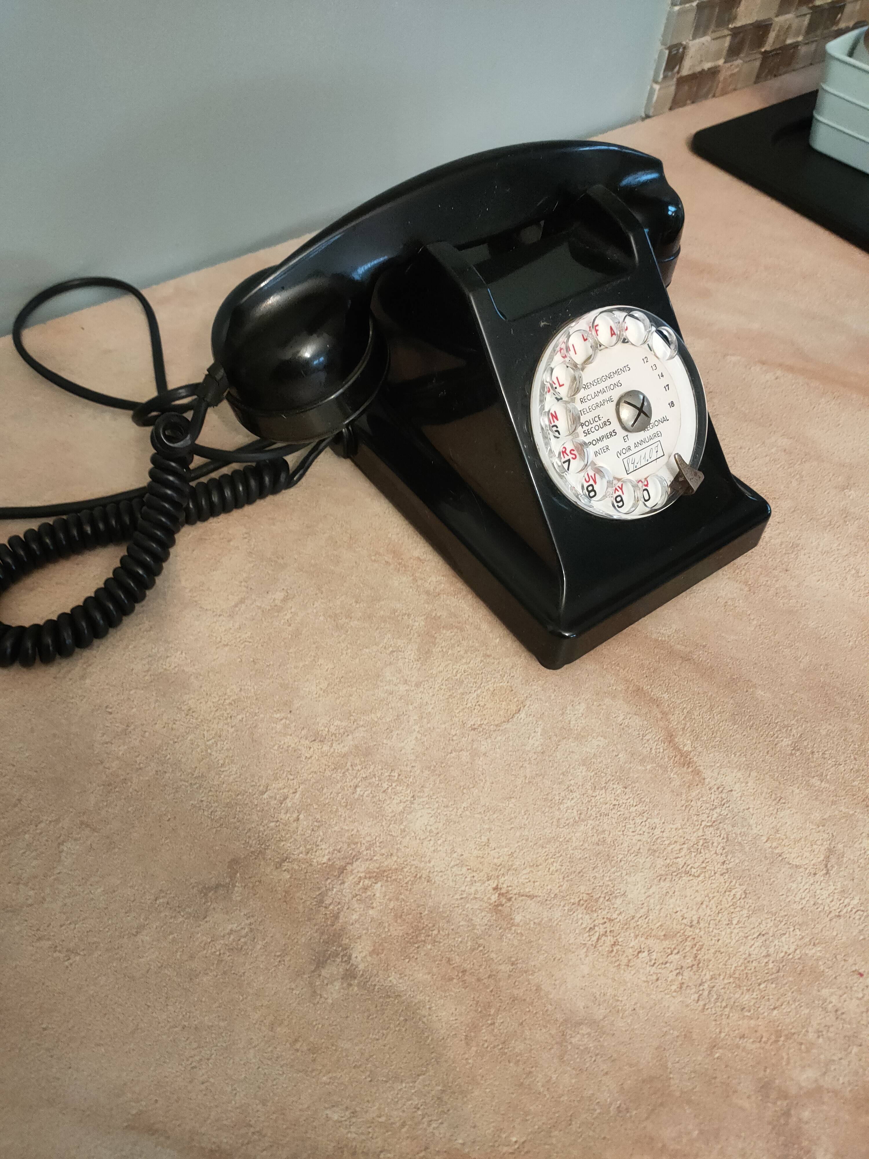 telephone from the 50s in black bakelite