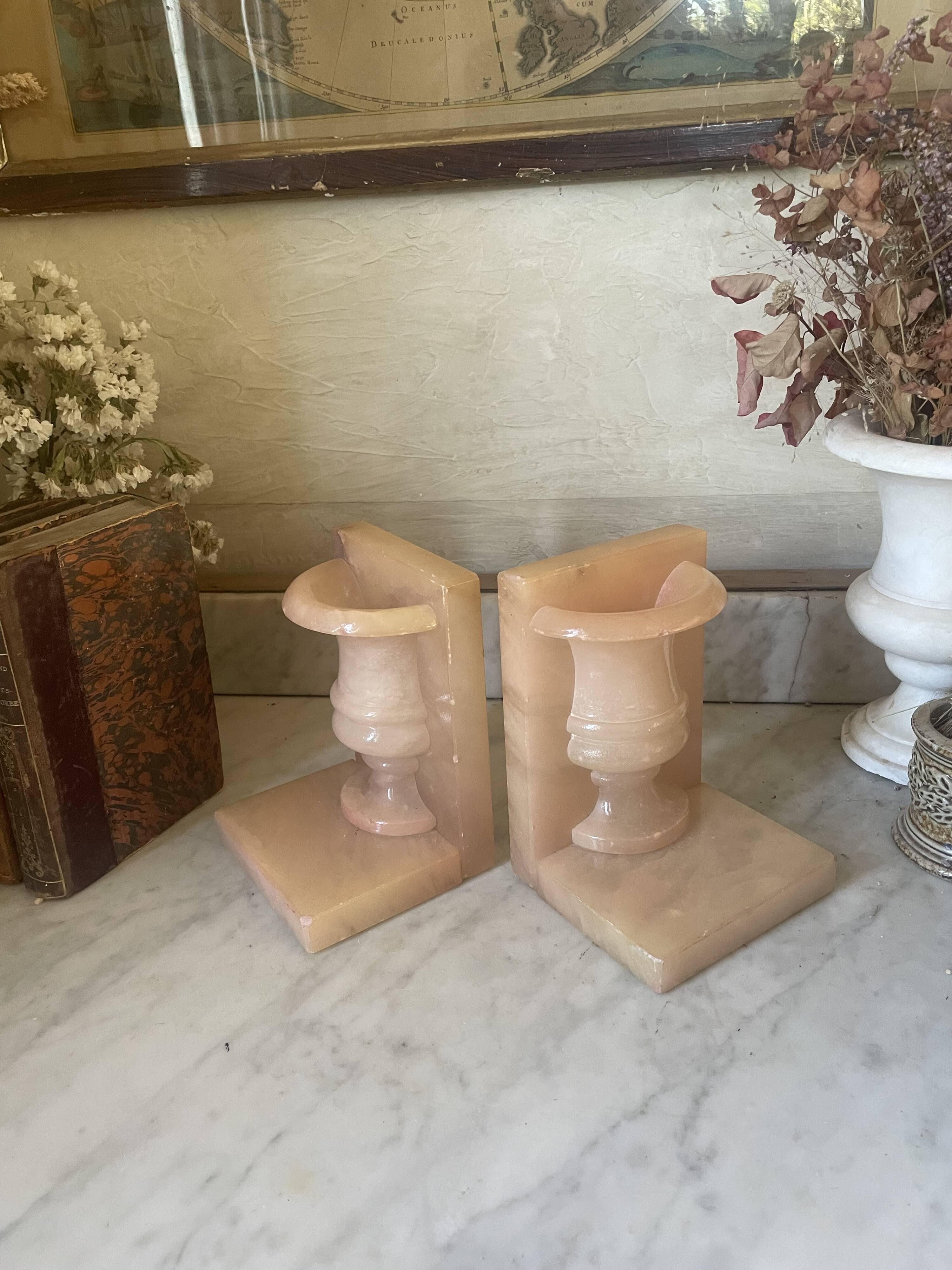 Paire de serre-livres vintage vase Médicis en onyx rose