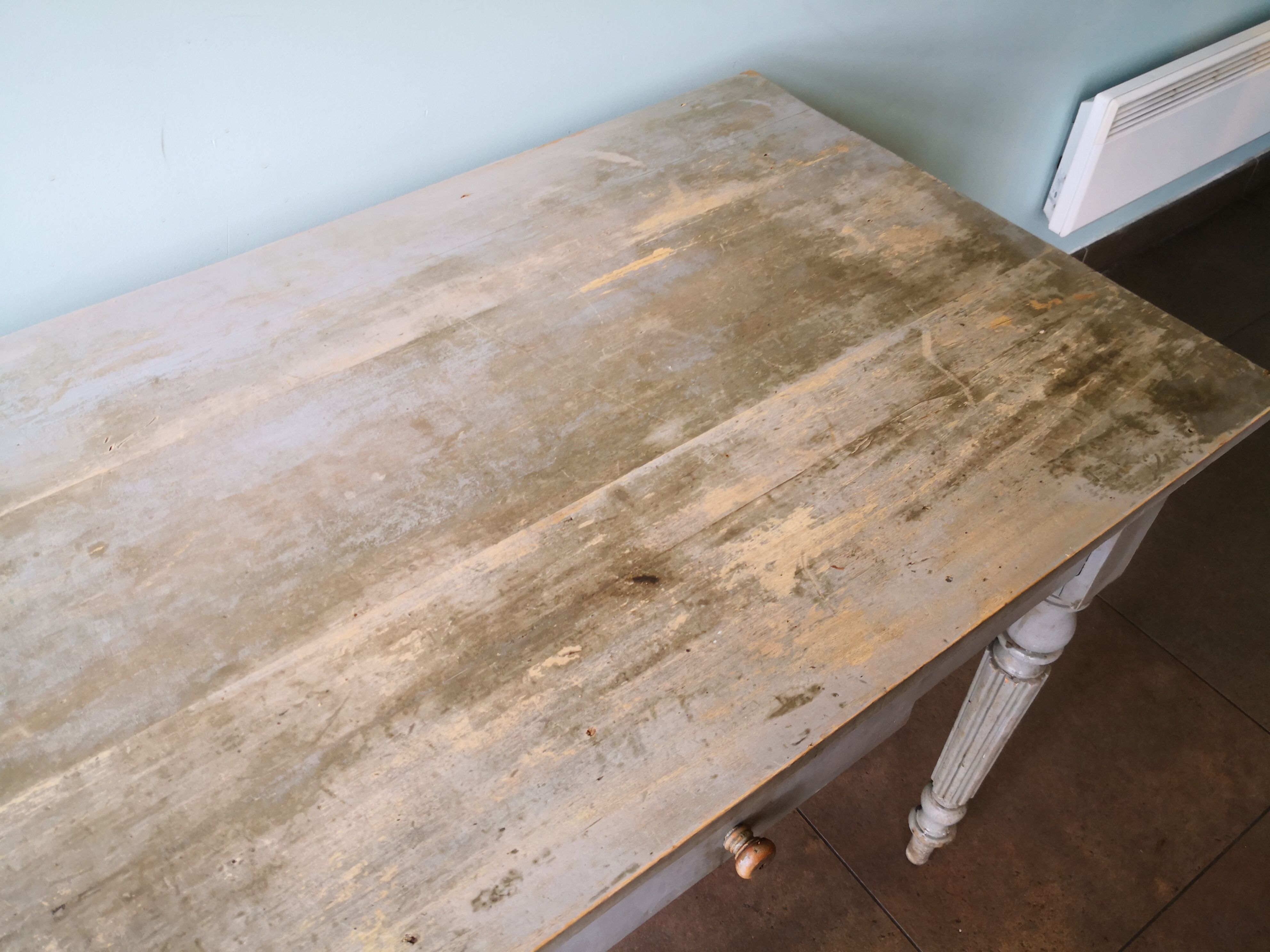 Table en bois bureau patine grise