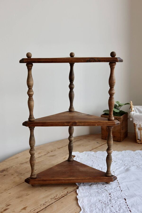 Étagère murale d’angle vintage bois à 3 niveaux – Montants en bois tourné