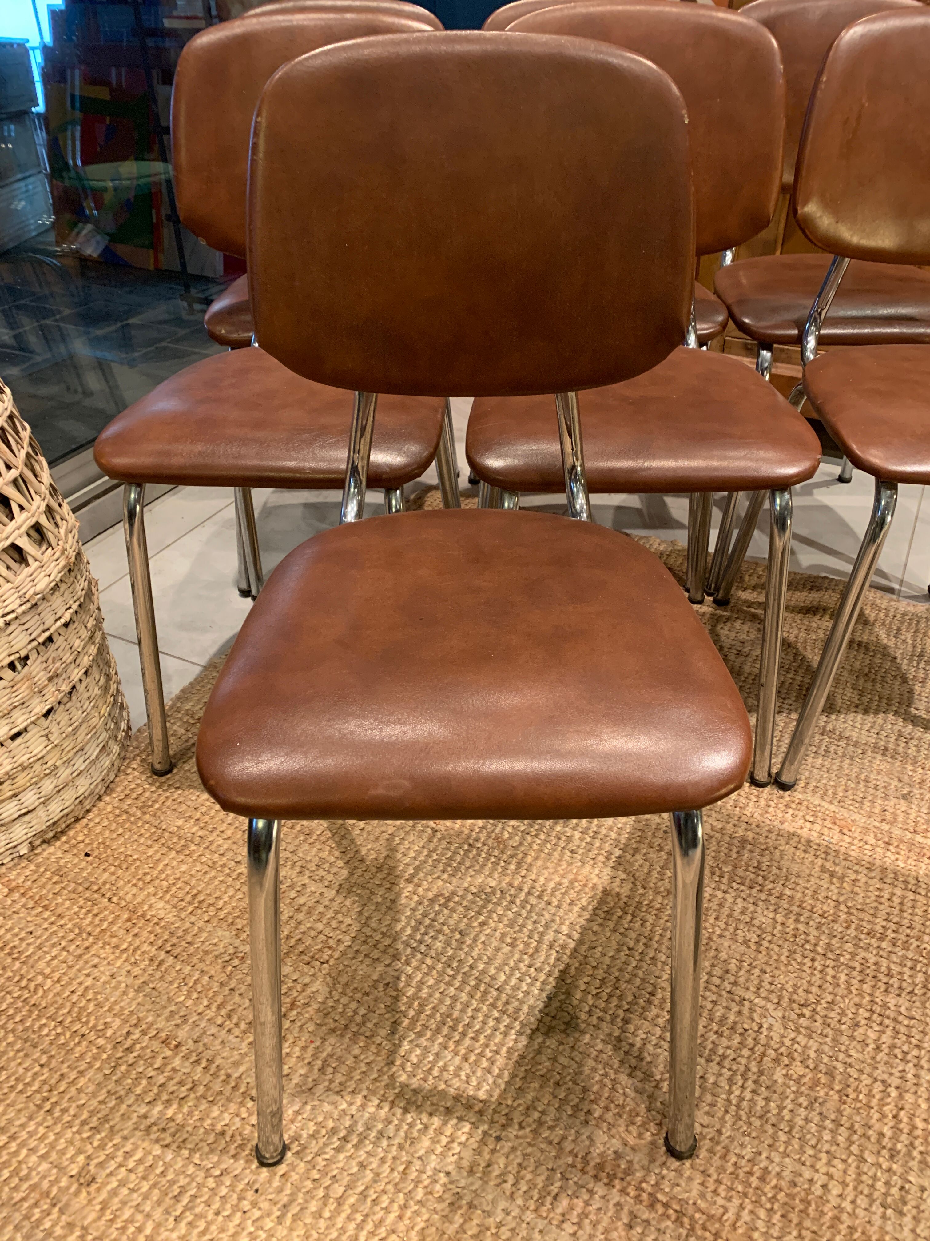 Série de 7 chaises en skaï