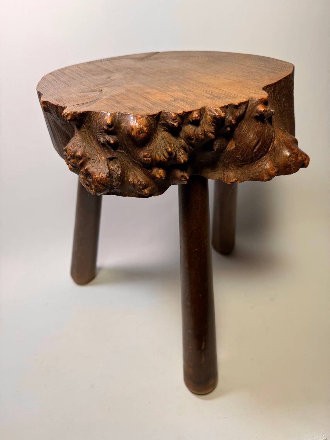 Tripodes Brutalistes lot de 5 (tabourets)