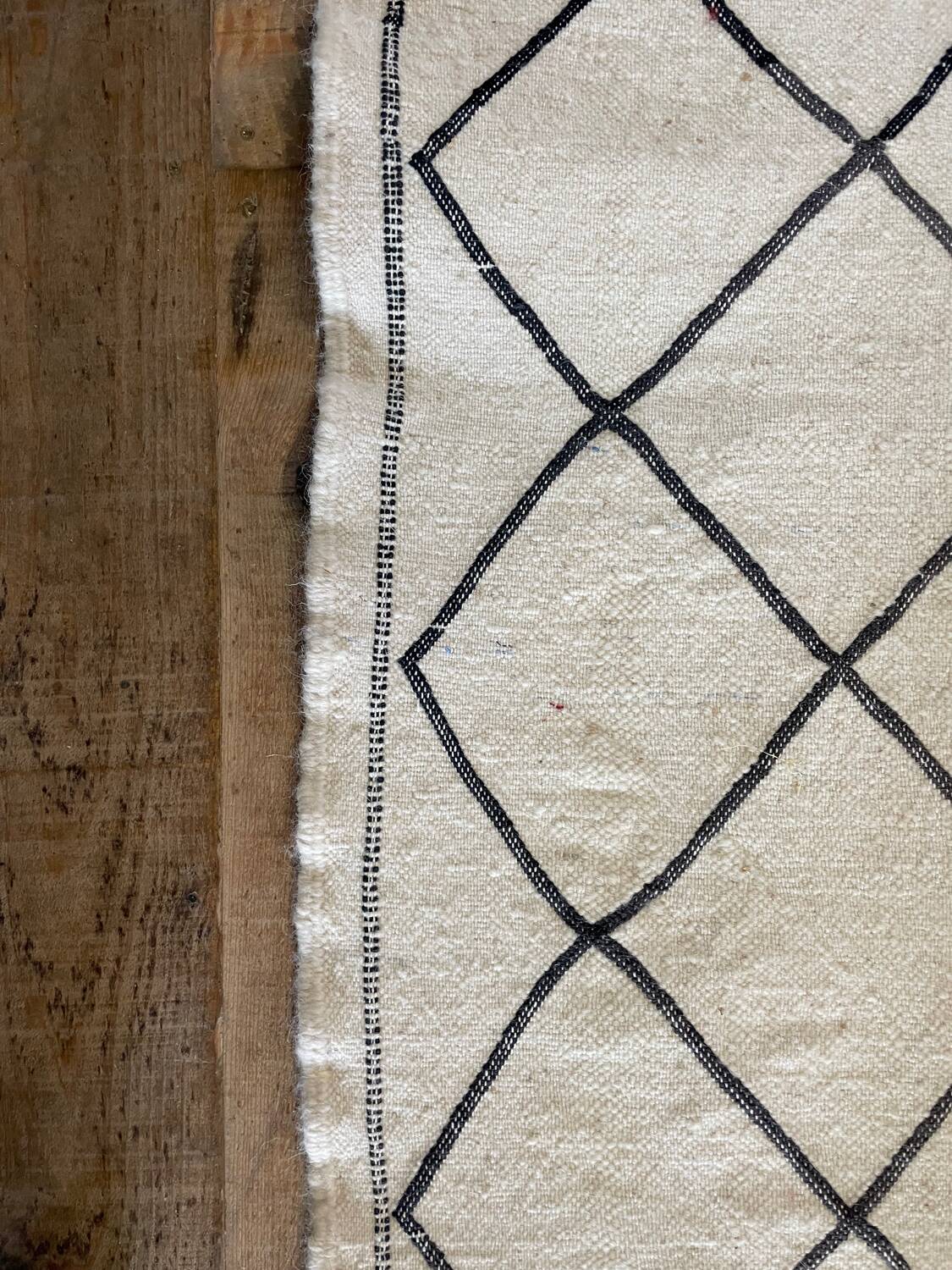 Berber carpet in beige wool with diamonds 140x105